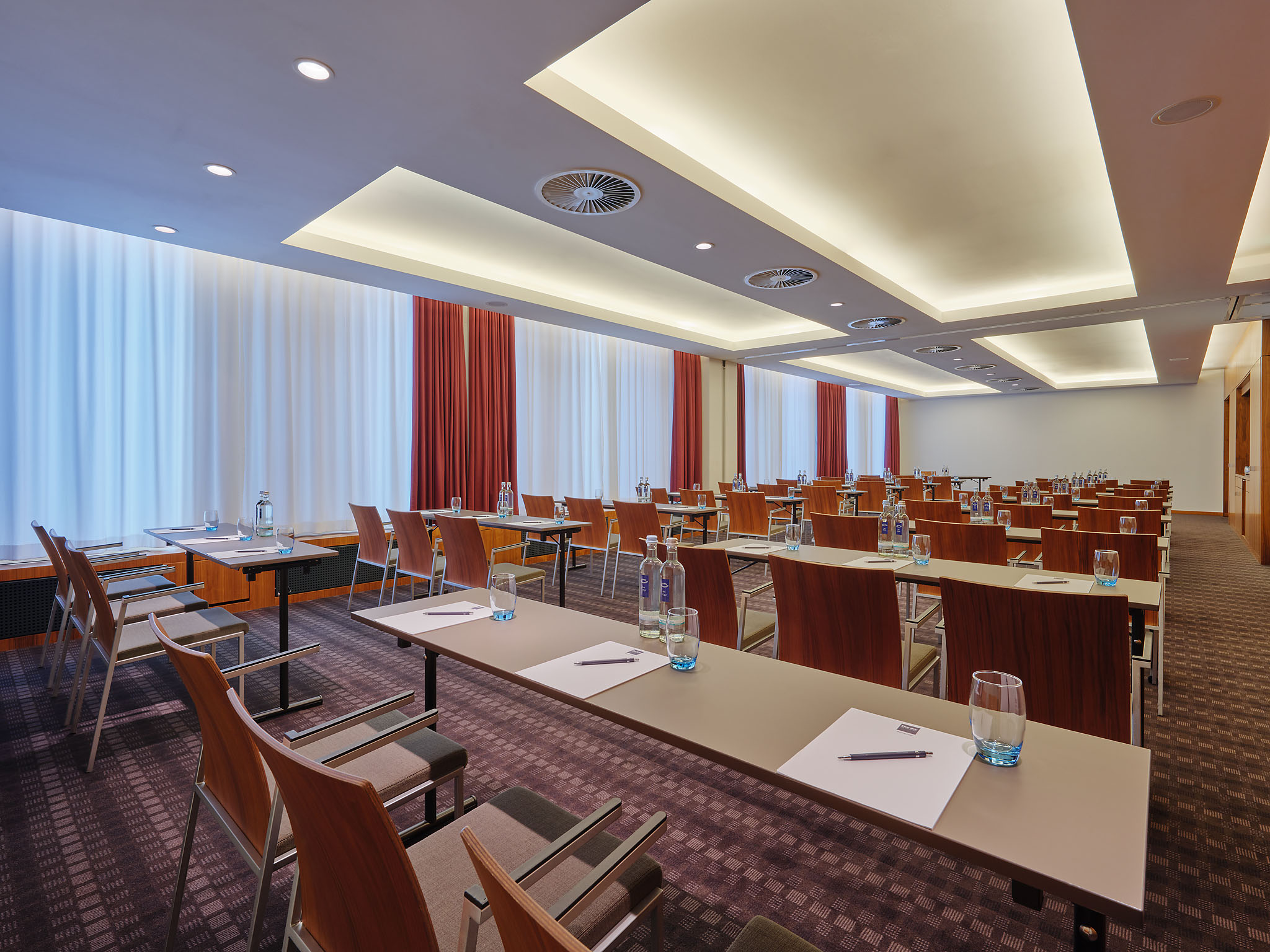Dorint Kurfürstendamm Berlin meeting room with natural light, ideal for conferences and workshops.