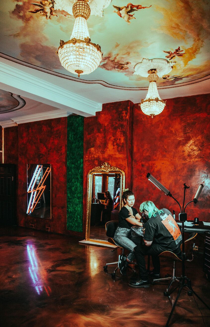 Stylish event space with red wall, ideal for creative workshops and networking.