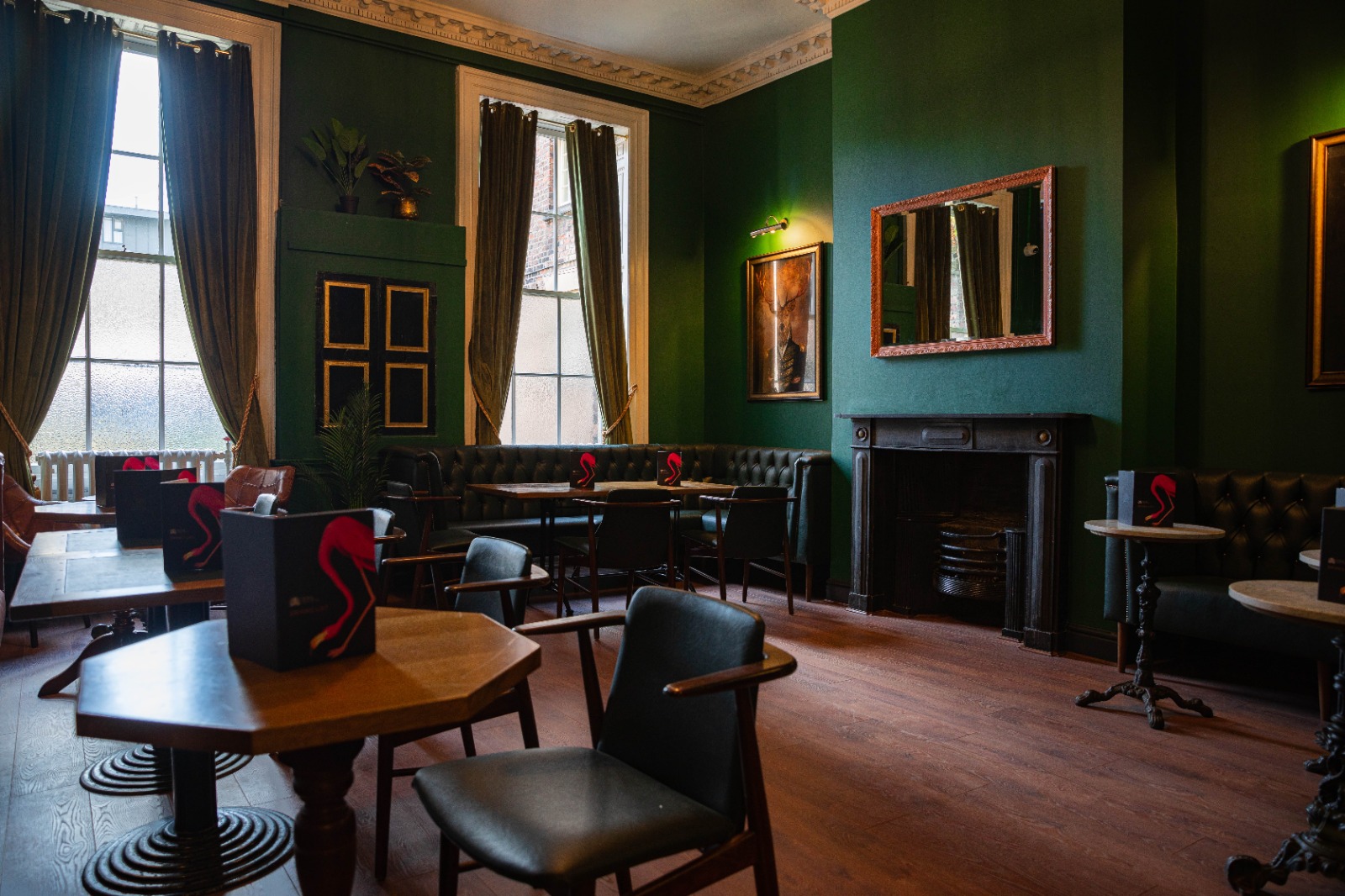 Stylish meeting space with green walls, ideal for networking events and private meetings.