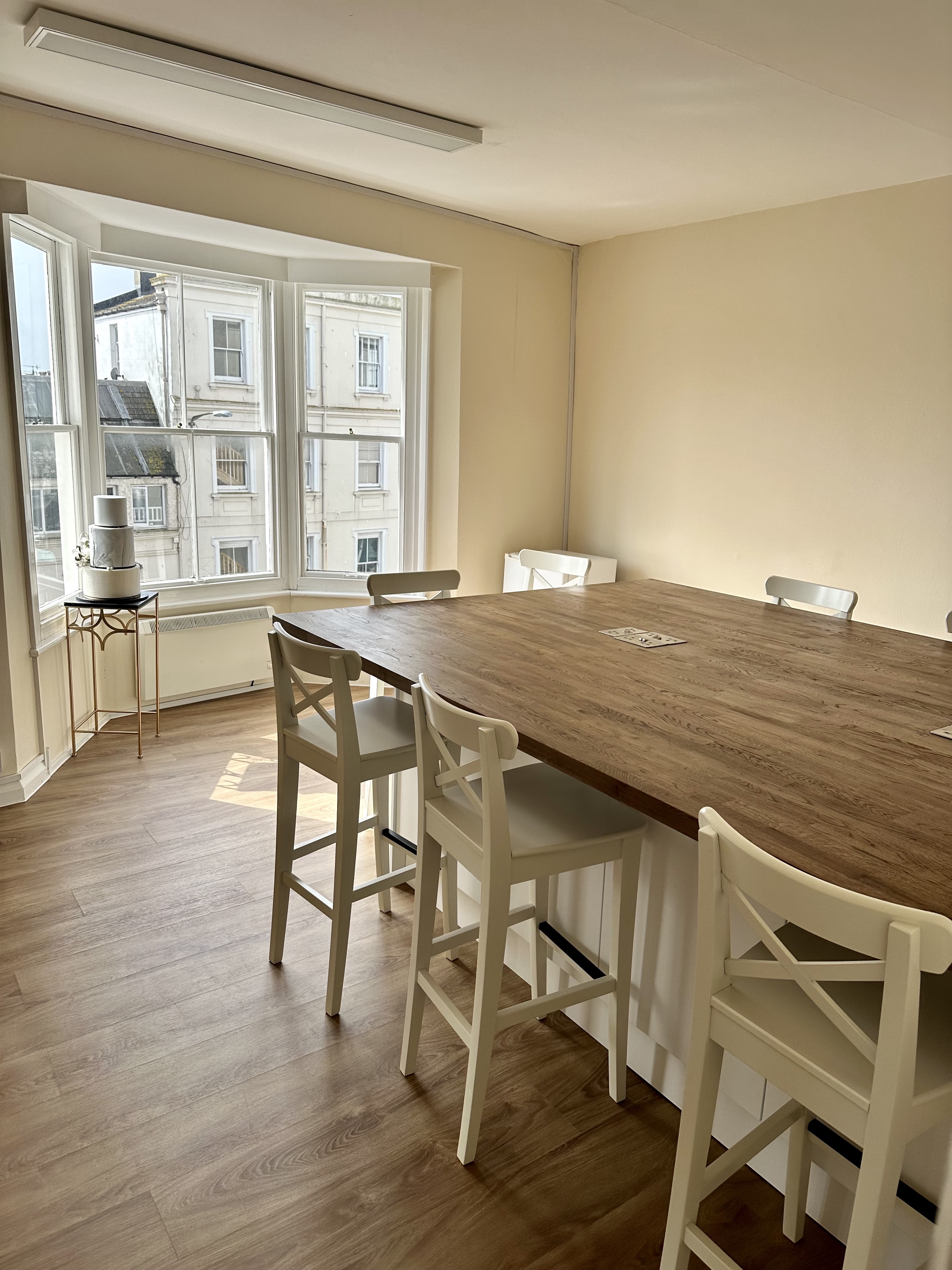Bright meeting space with wooden table, ideal for workshops and collaborative discussions.