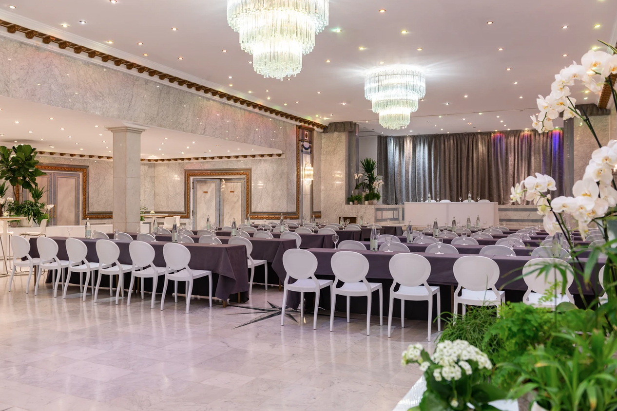 Elegant Salon Etoile venue with chandeliers, perfect for banquets and corporate events.