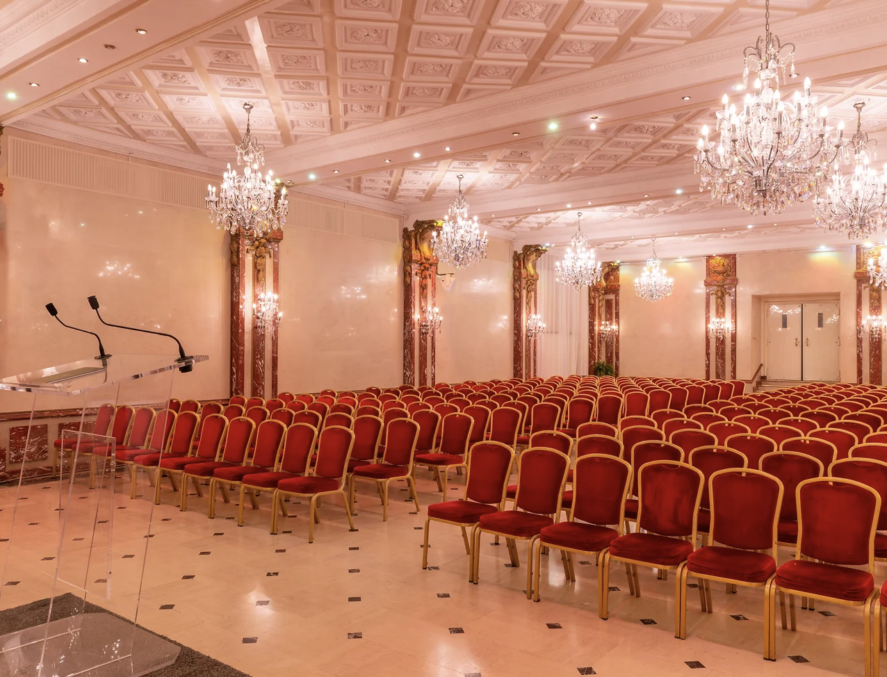 Elegant Salon Monceau with chandeliers, ideal for conferences and formal gatherings.