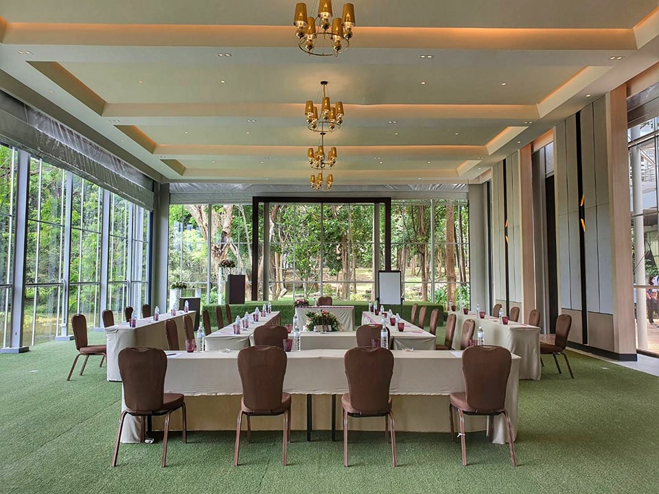 Meeting room with U-shaped seating, natural light, ideal for corporate events and workshops.