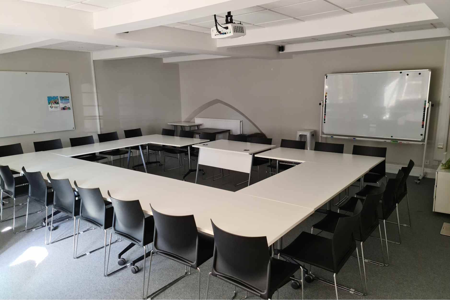 U-shaped meeting room in Future Leap, ideal for workshops and strategic planning.