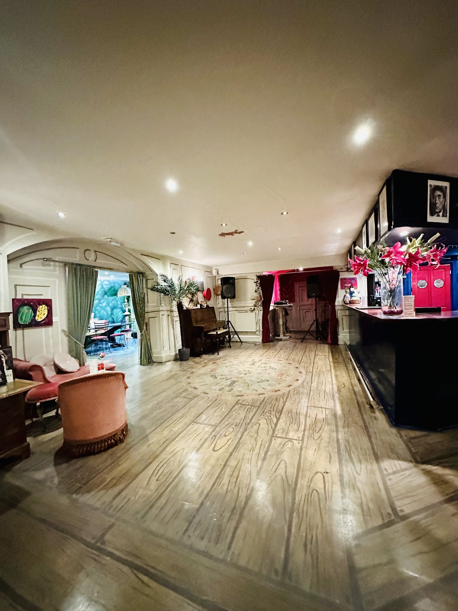 Vout-O-Reenee's - 5pzwjibfswr.jpg