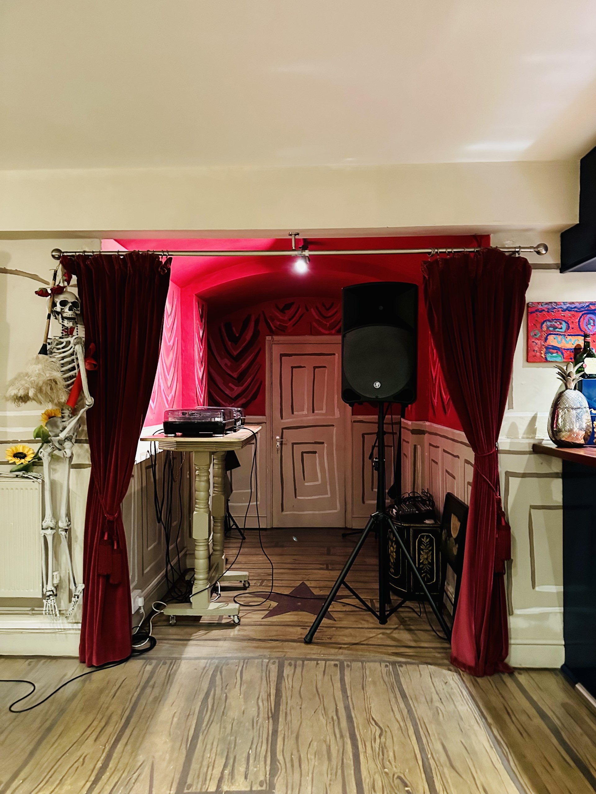 Vout-O-Reenee's - yj0w01us5vh.jpg