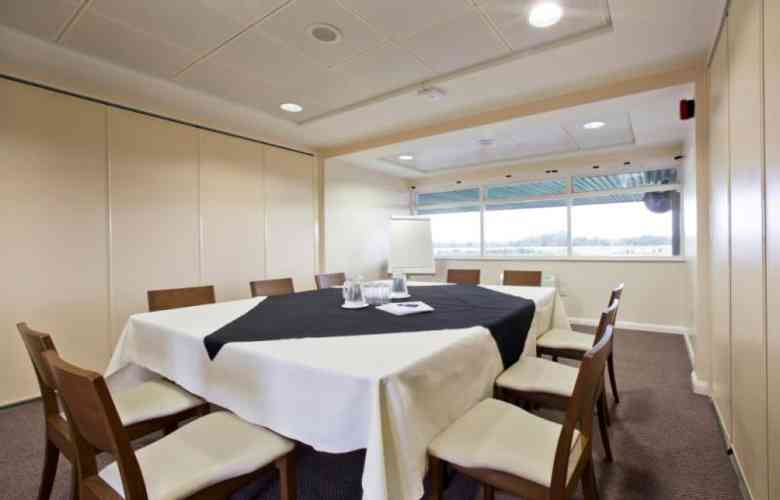 Huntingdon Racecourse meeting room with round table, ideal for corporate workshops and sessions.