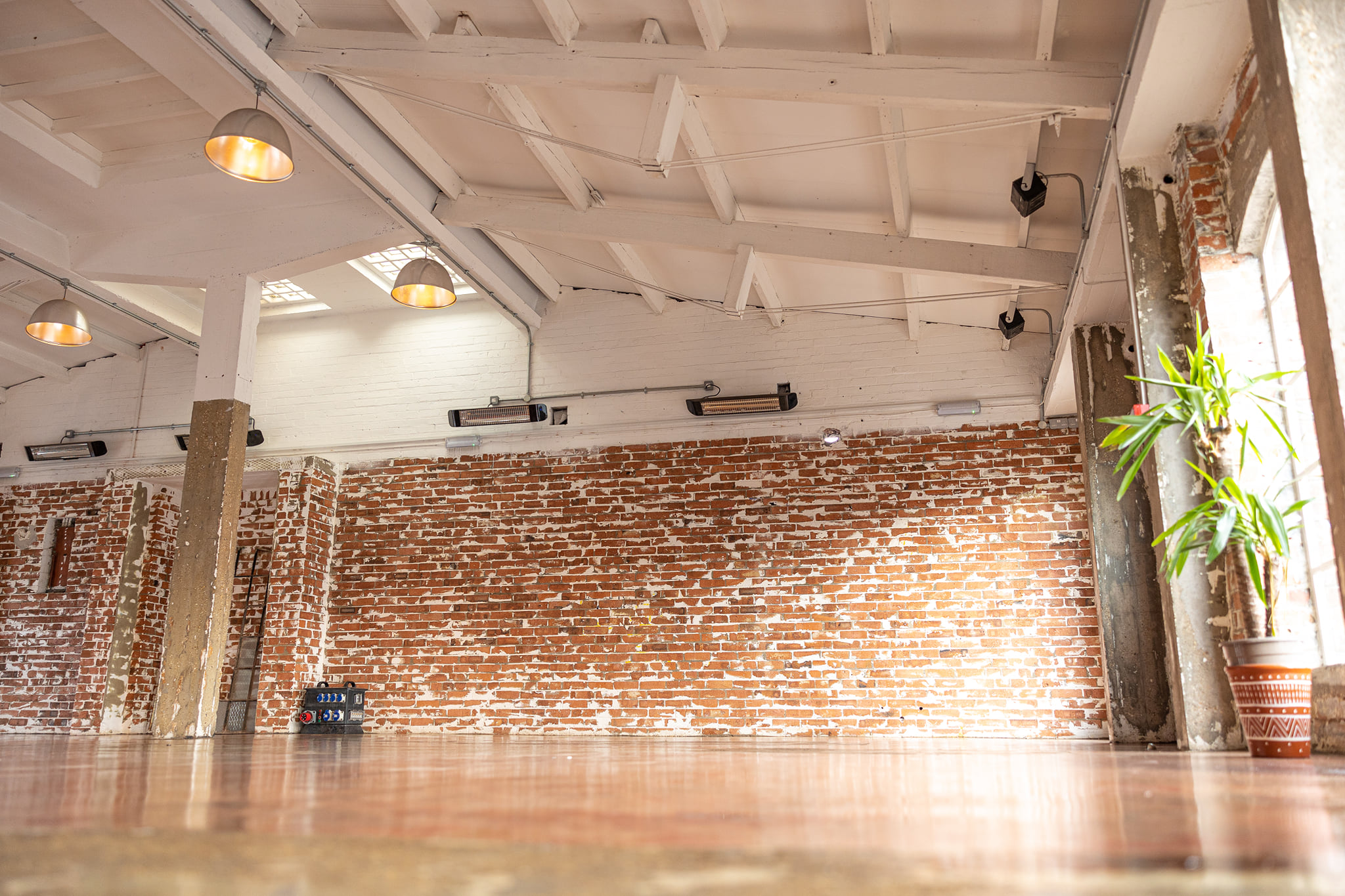 Vittoria Wharf Studio: spacious event venue with exposed brick, ideal for workshops and networking.