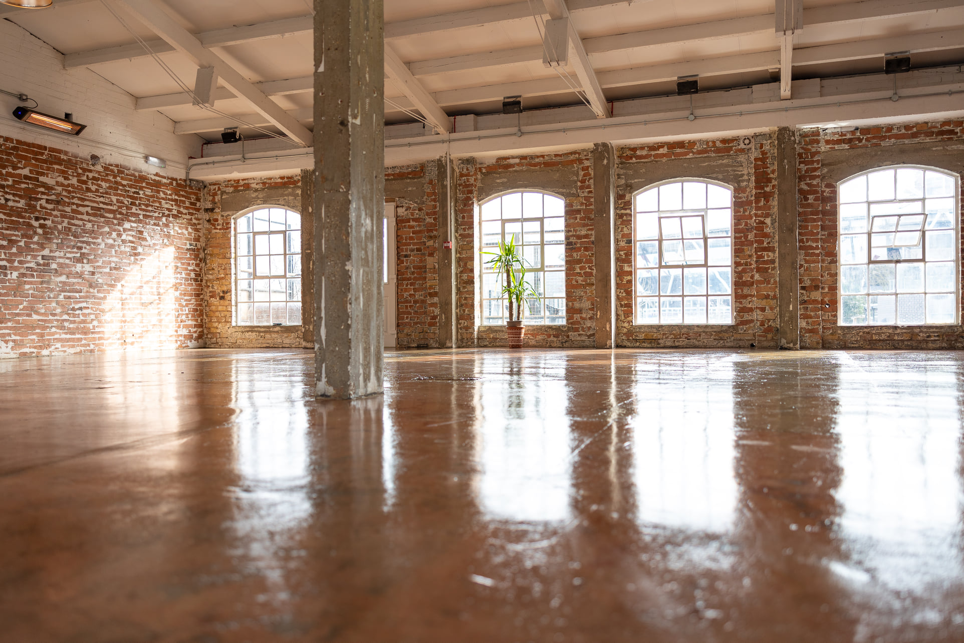 Vittoria Wharf Studio: spacious event space with exposed brick, ideal for workshops and meetings.