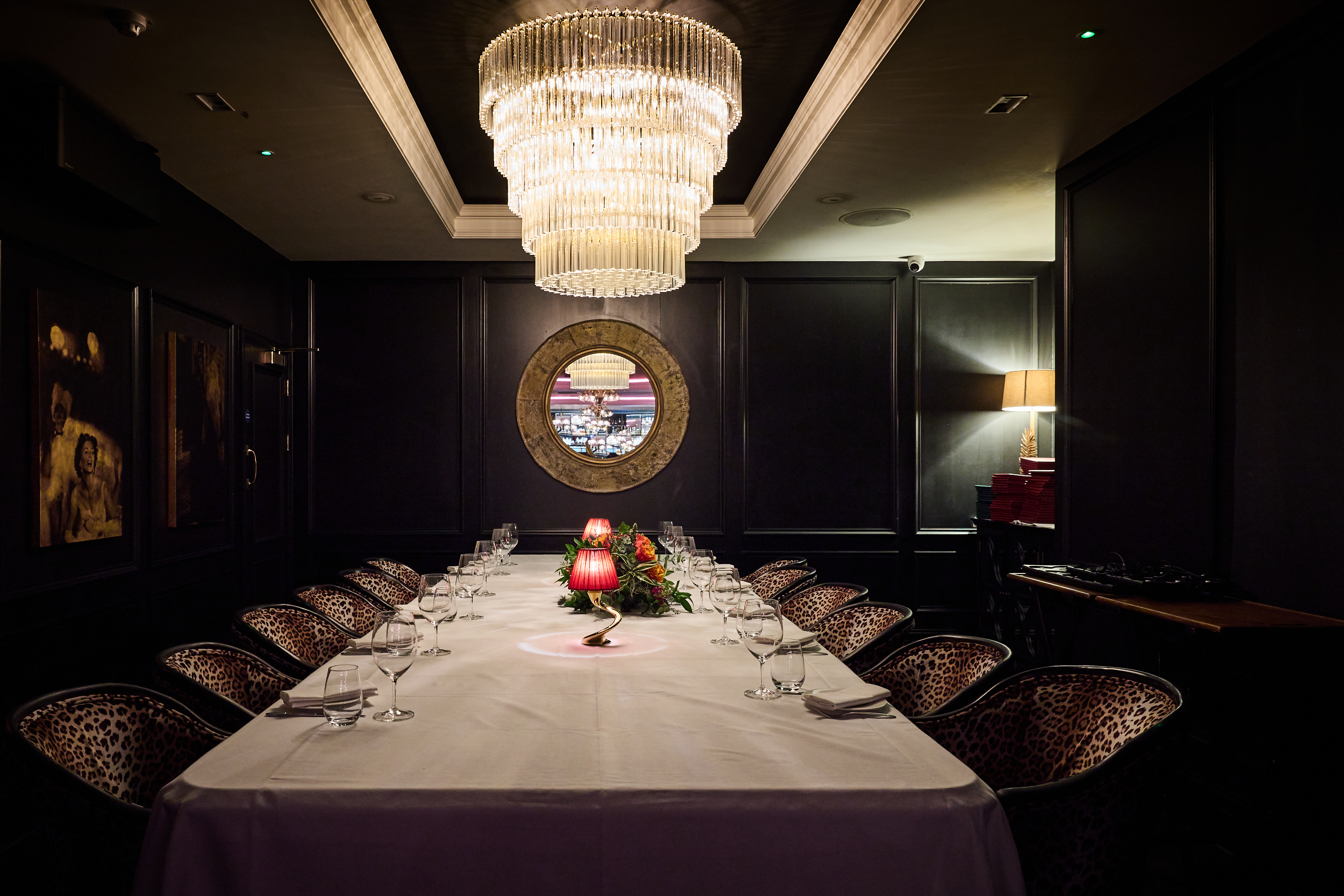 Elegant private dining room with chandelier, ideal for exclusive events and corporate functions.