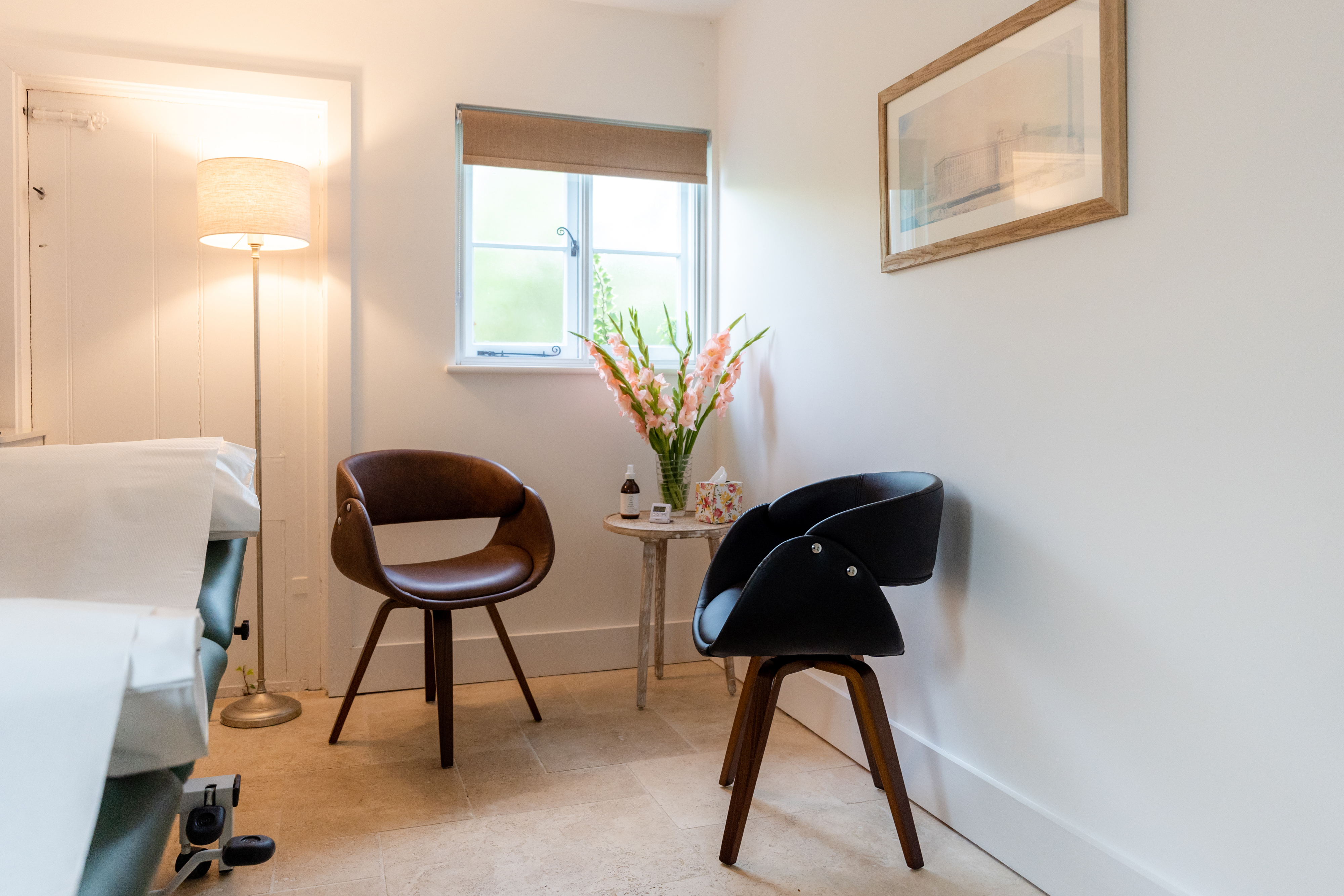 Cozy meeting space at The Oak House Studio, ideal for intimate discussions and brainstorming.