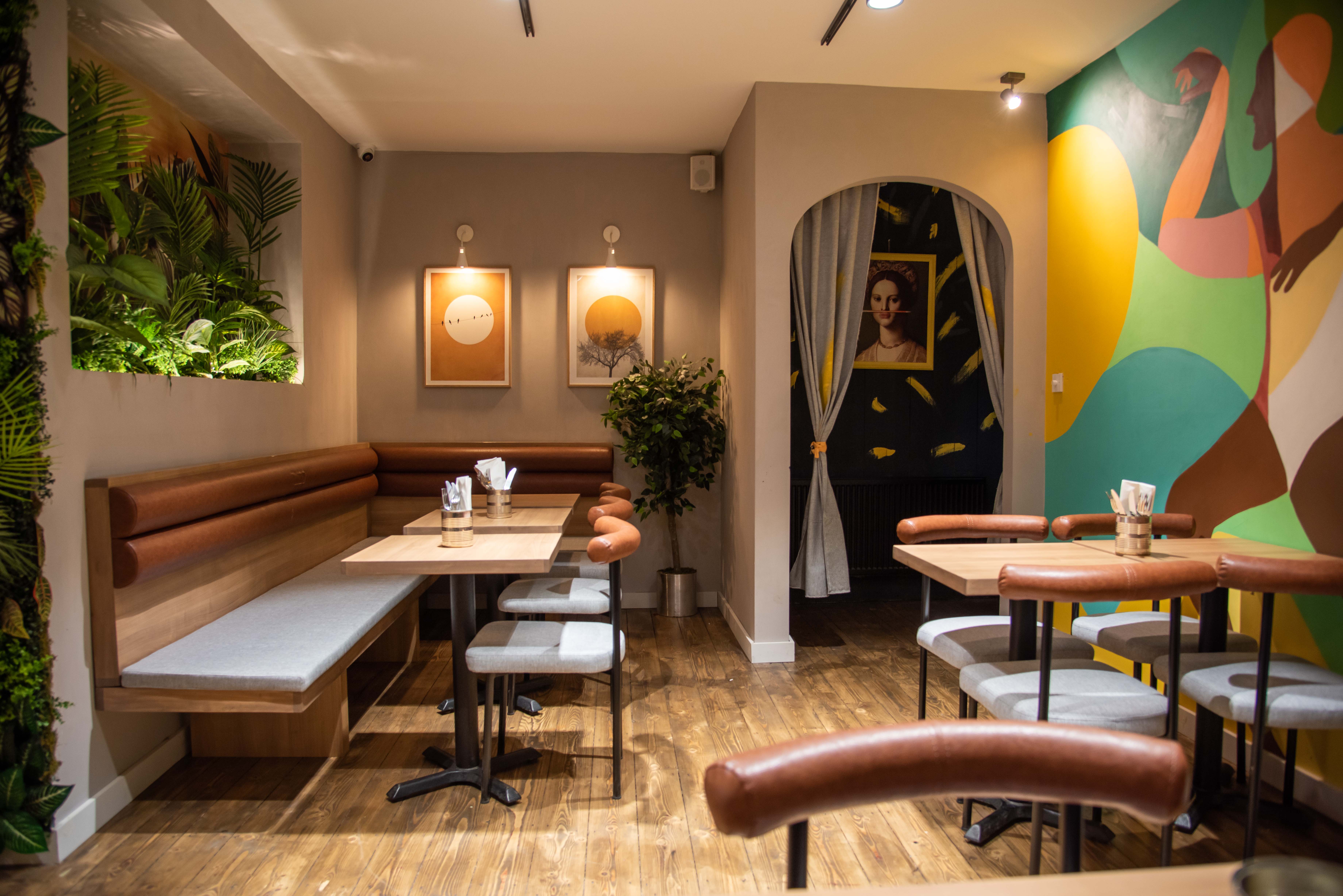 Stylish event space with modern decor for workshops and team-building events.