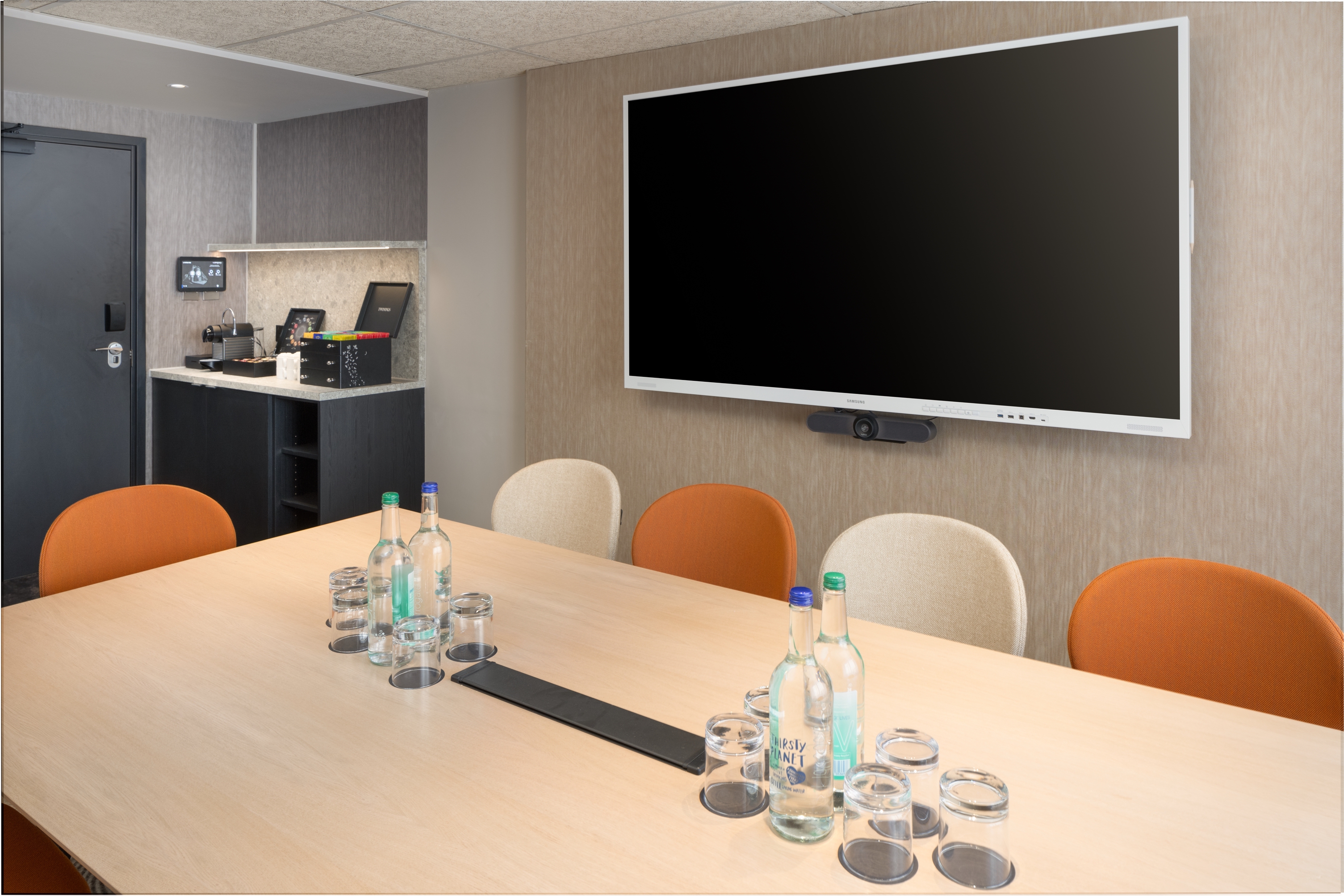 Modern meeting room in Mercure London Earls Court, ideal for conferences and presentations.