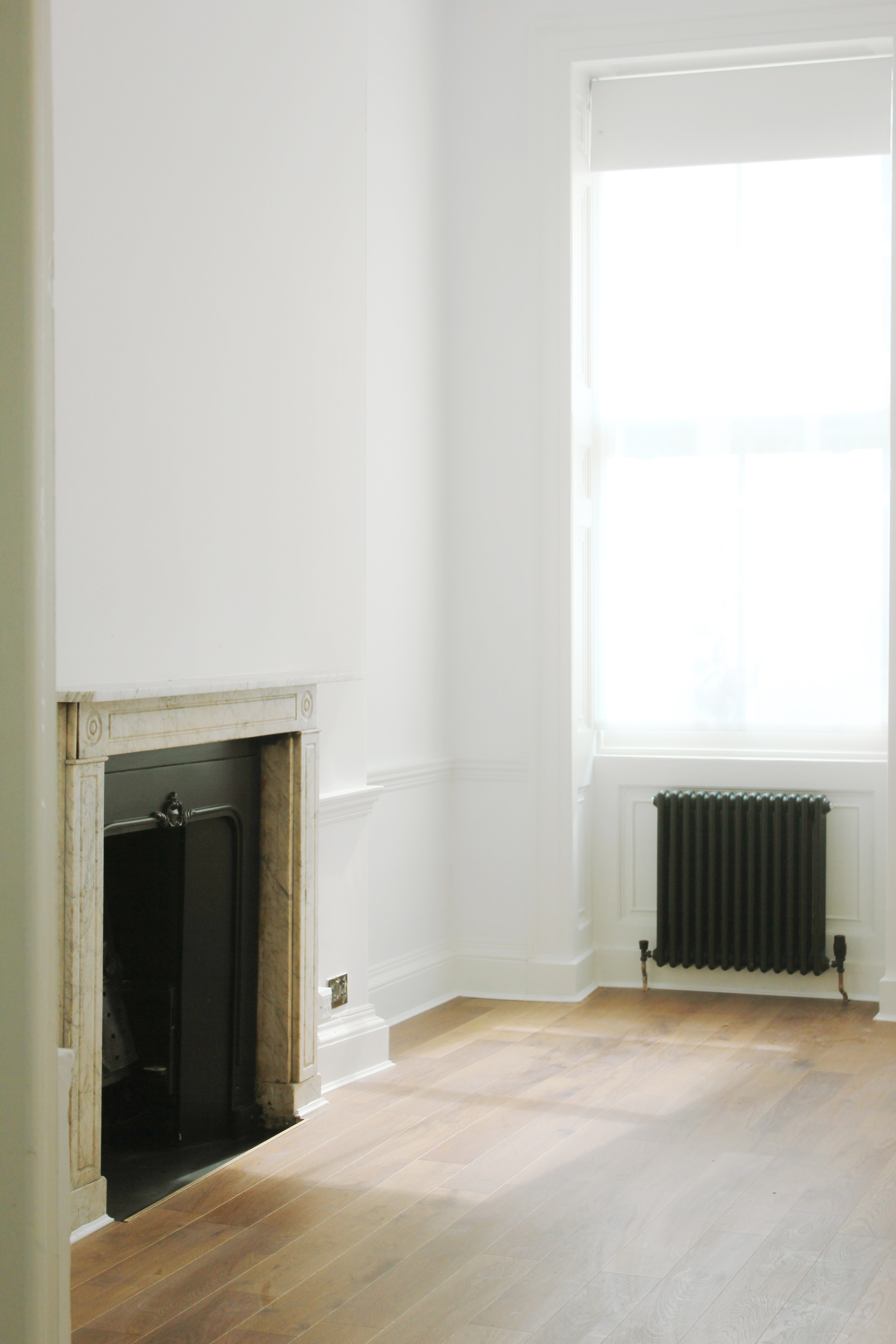 Bright minimalist meeting room with large window, ideal for creative gatherings.