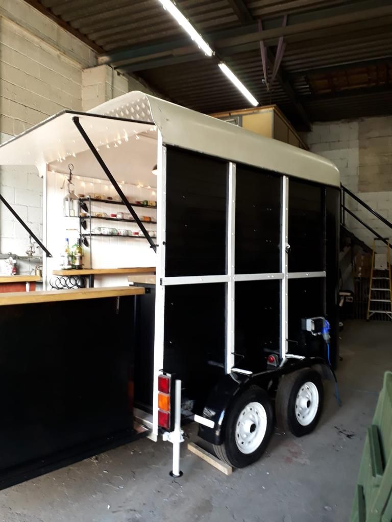 Mobile bar trailer at Kilder Country Sport, ideal for outdoor events with cozy string lights.