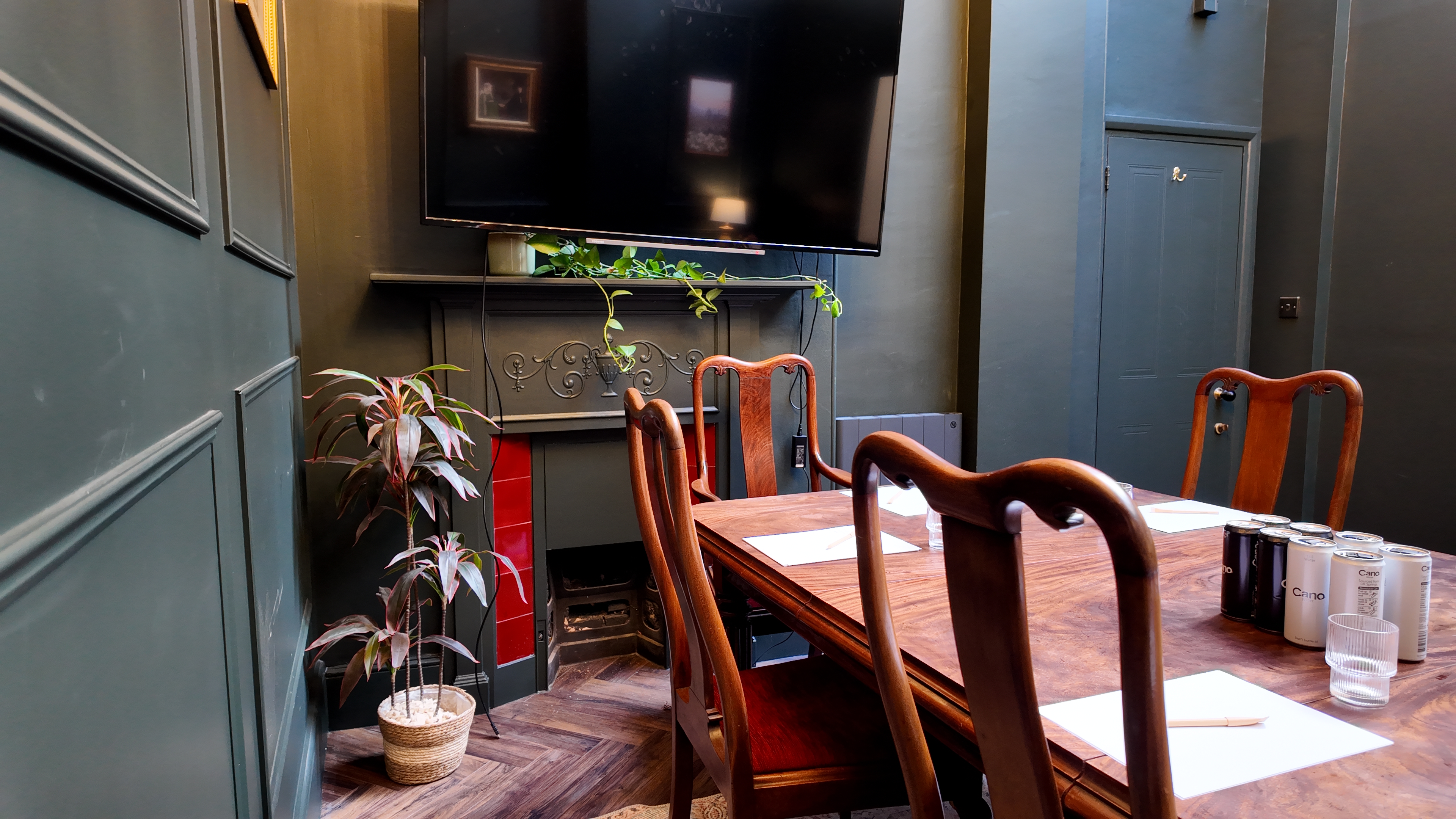 Boardroom - lrljxjvr24e.jpg