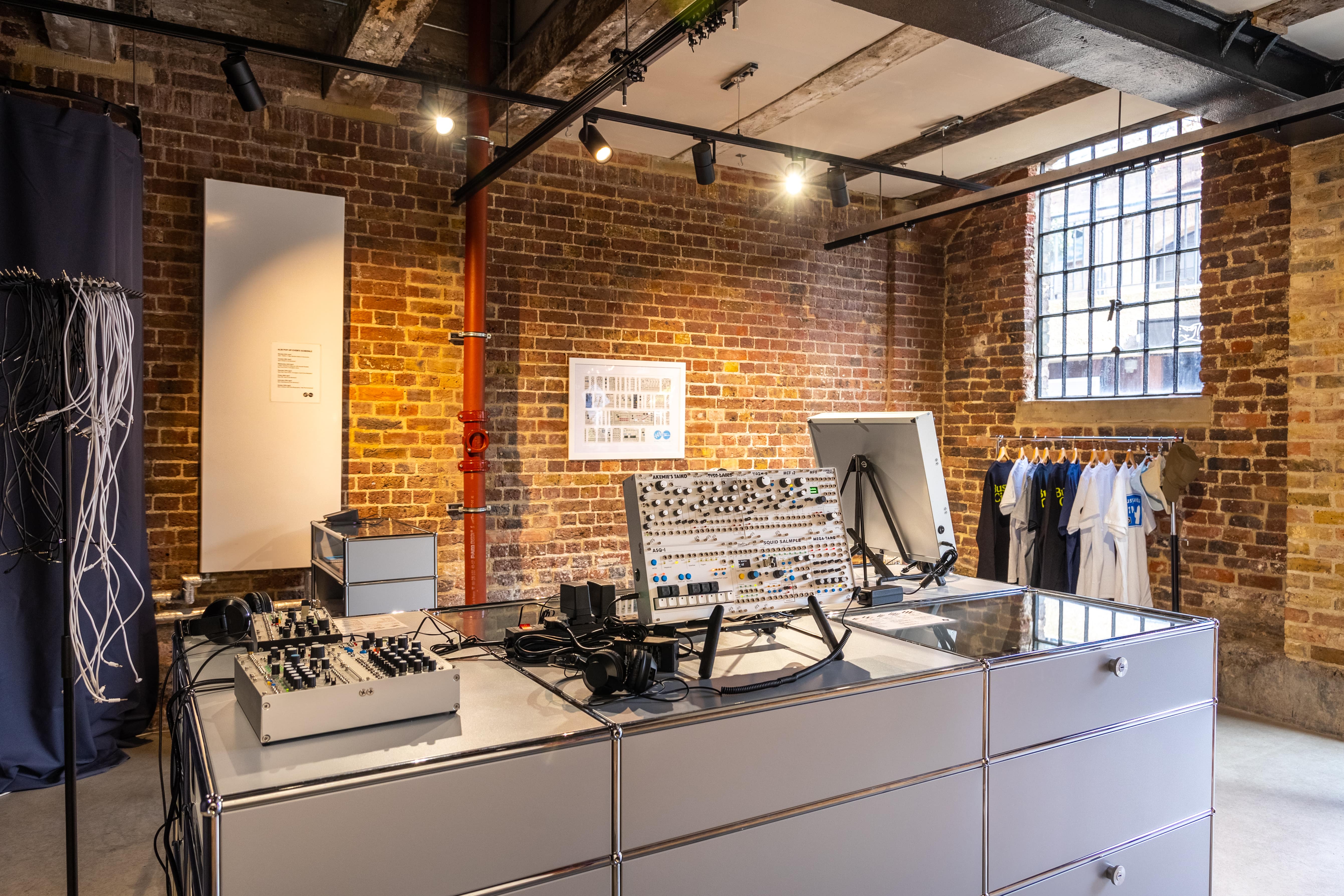 Modern event space Kiosk N1C with exposed brick, ideal for workshops and presentations.