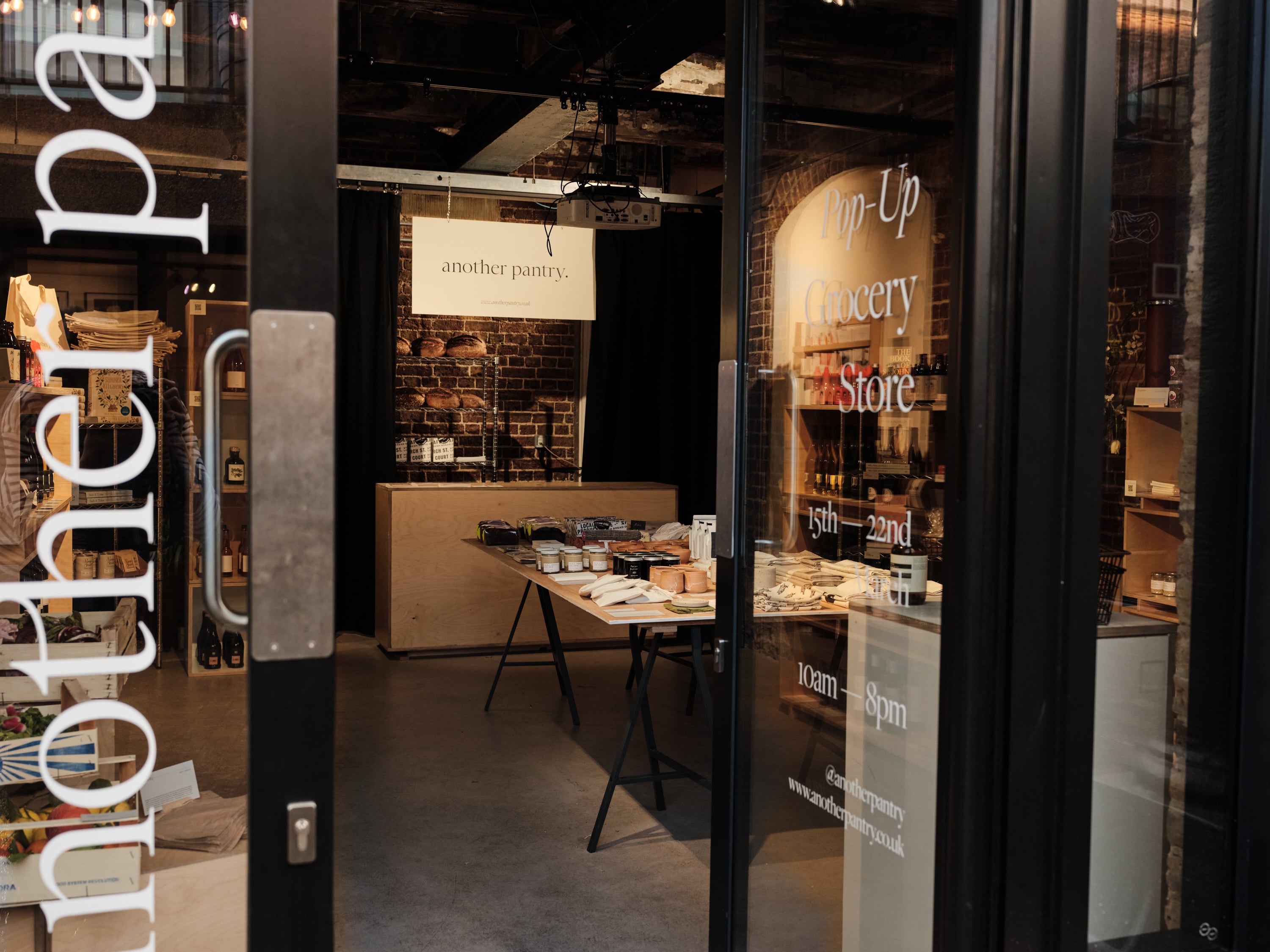 Pop-up grocery store Kiosk N1C with modern design, ideal for events and gatherings.