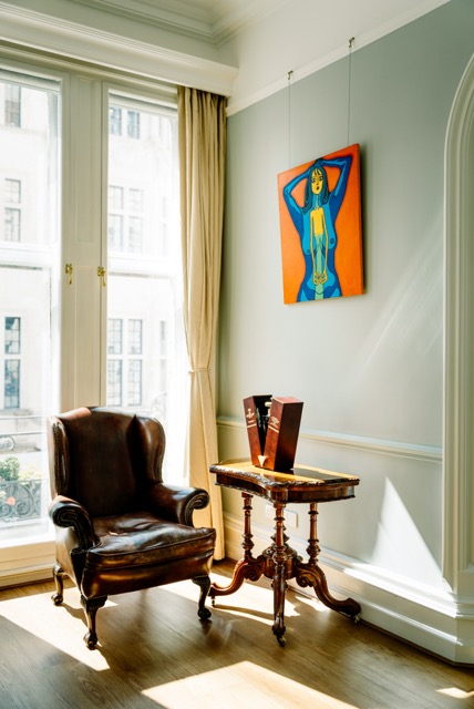 Elegant armchair in VCLUB Whisky Lounge, perfect for networking and brainstorming events.