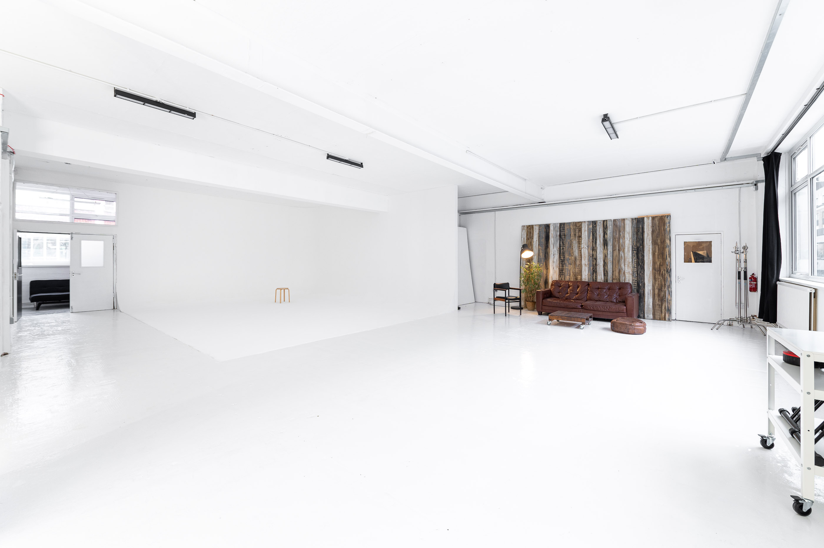 Versatile event space with bright walls, ideal for workshops and photo shoots.