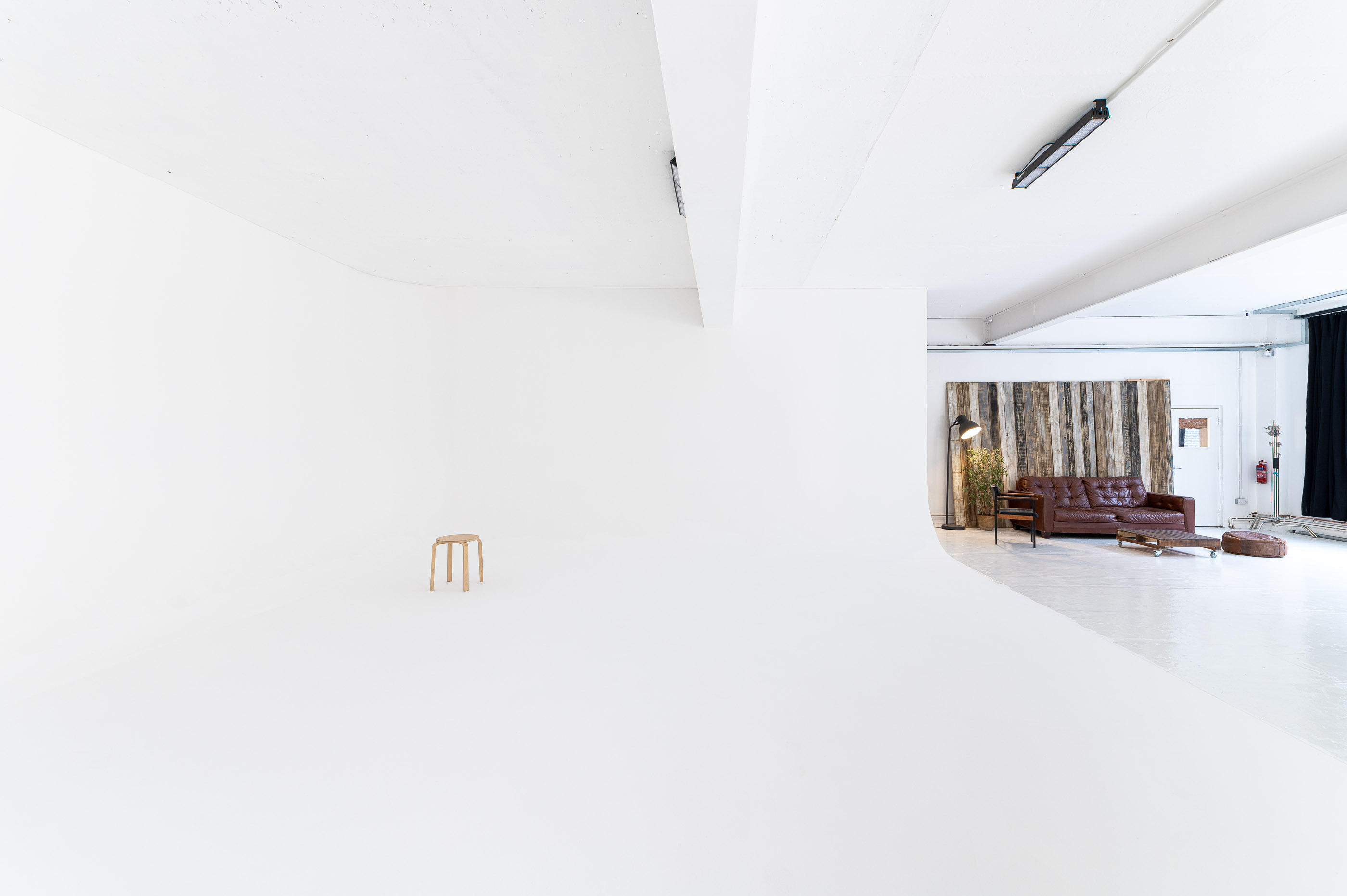 Versatile minimalist event space with natural light for workshops and gatherings.