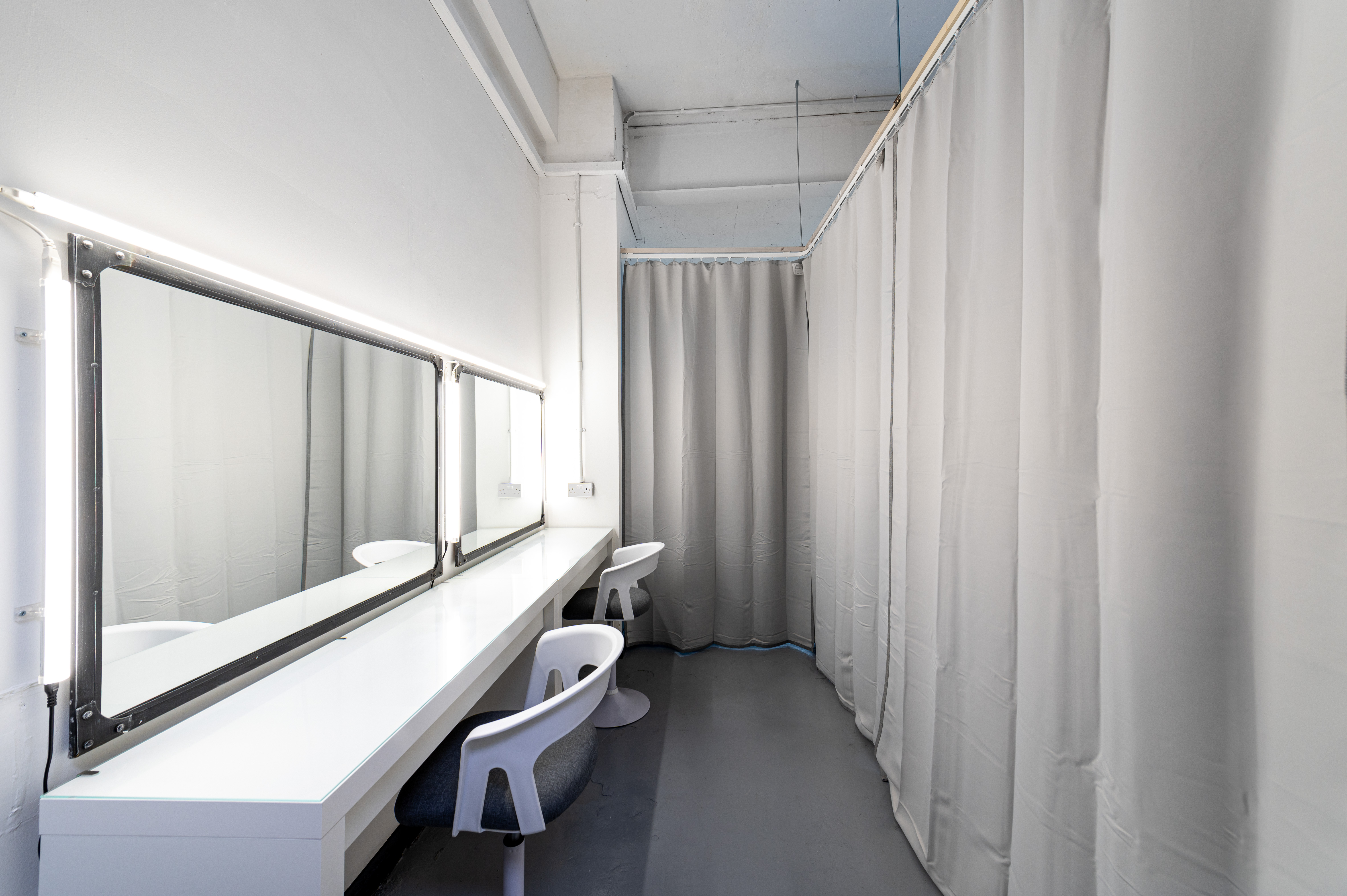 Studio 4 - ddy4hpgwgom.jpg