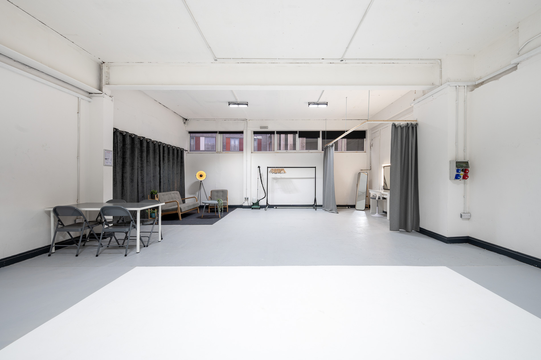 Versatile event space with natural light, perfect for workshops and meetings.