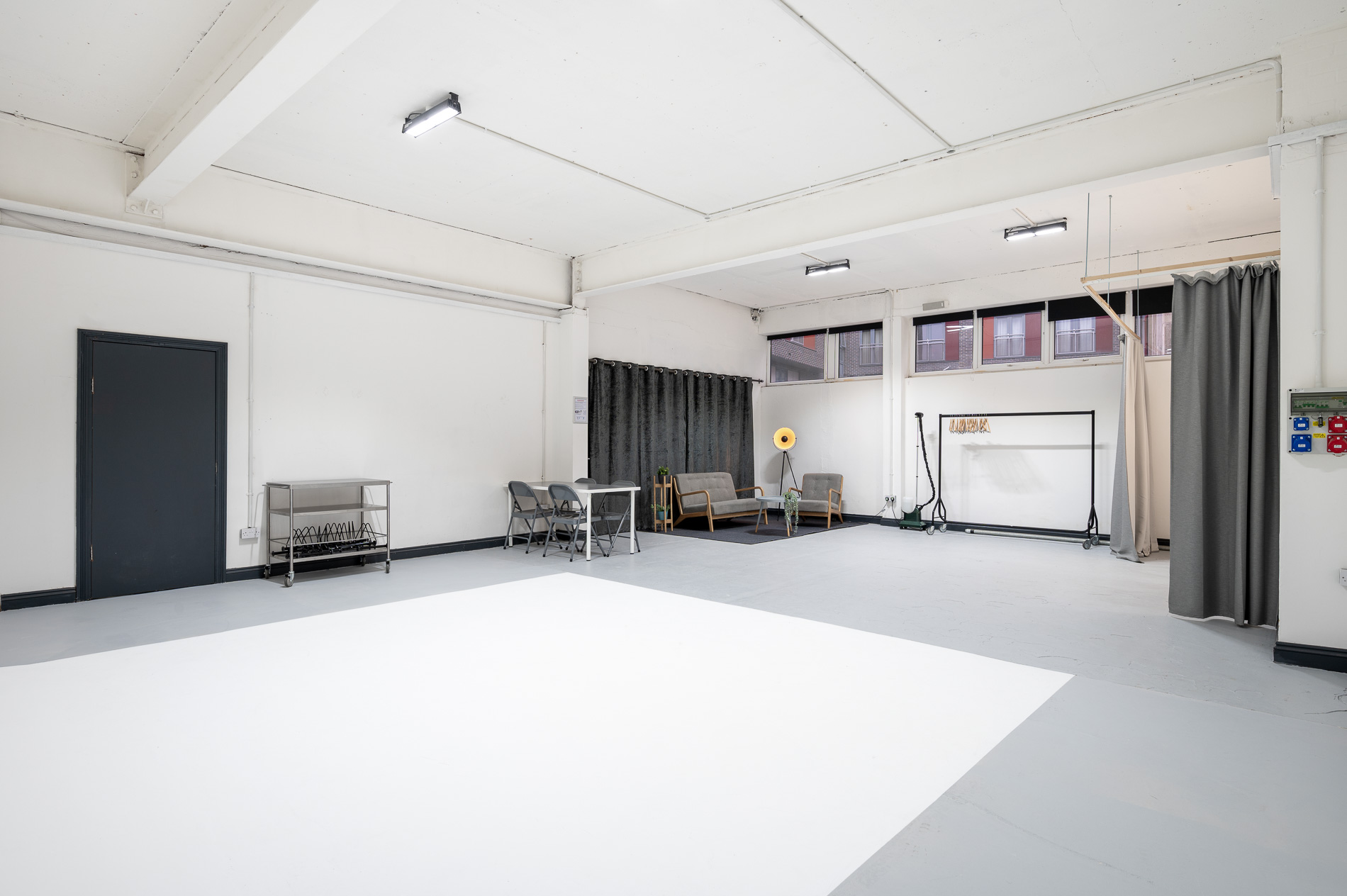 Versatile event space with natural light, ideal for workshops and meetings.
