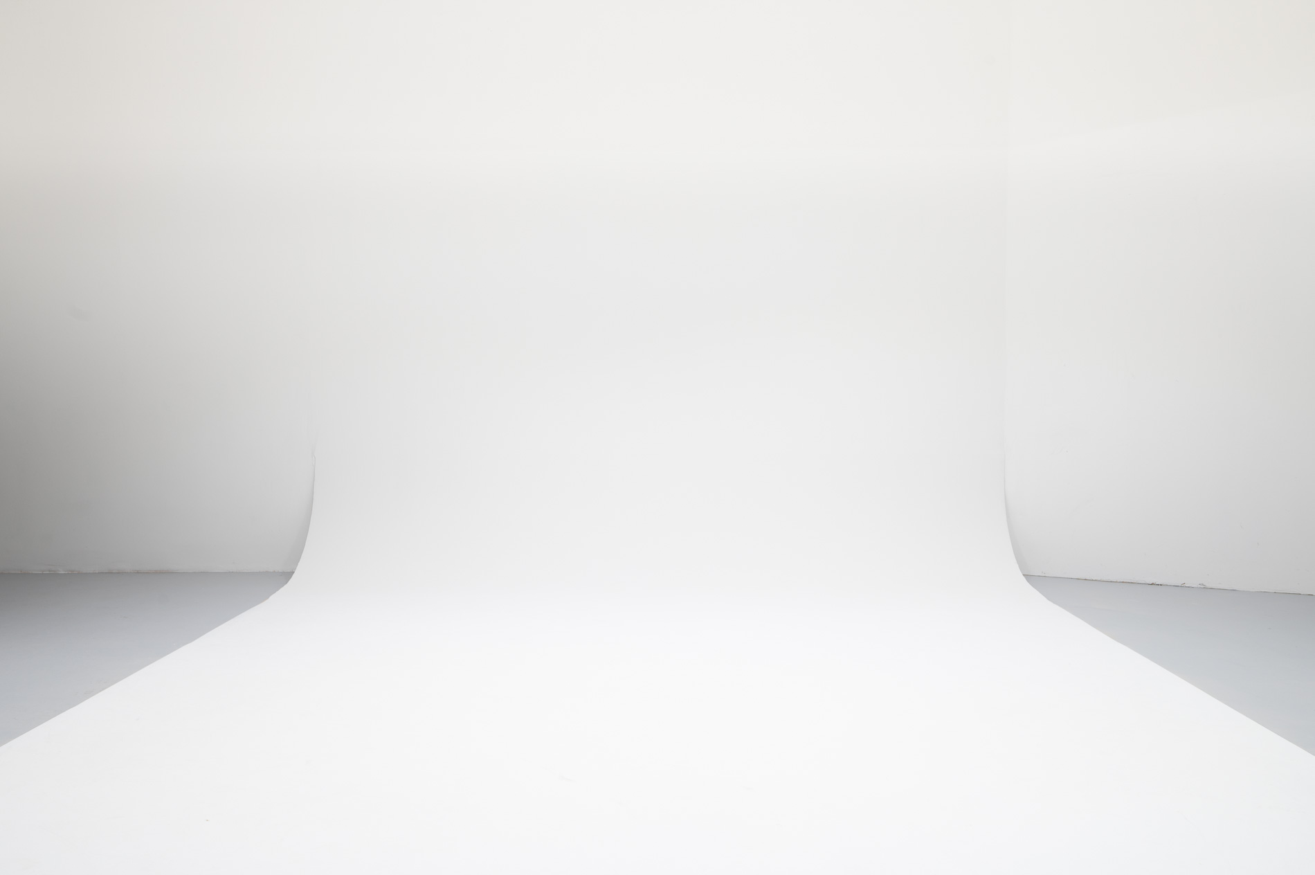 Minimalist white backdrop in Studio 4, ideal for events and presentations.