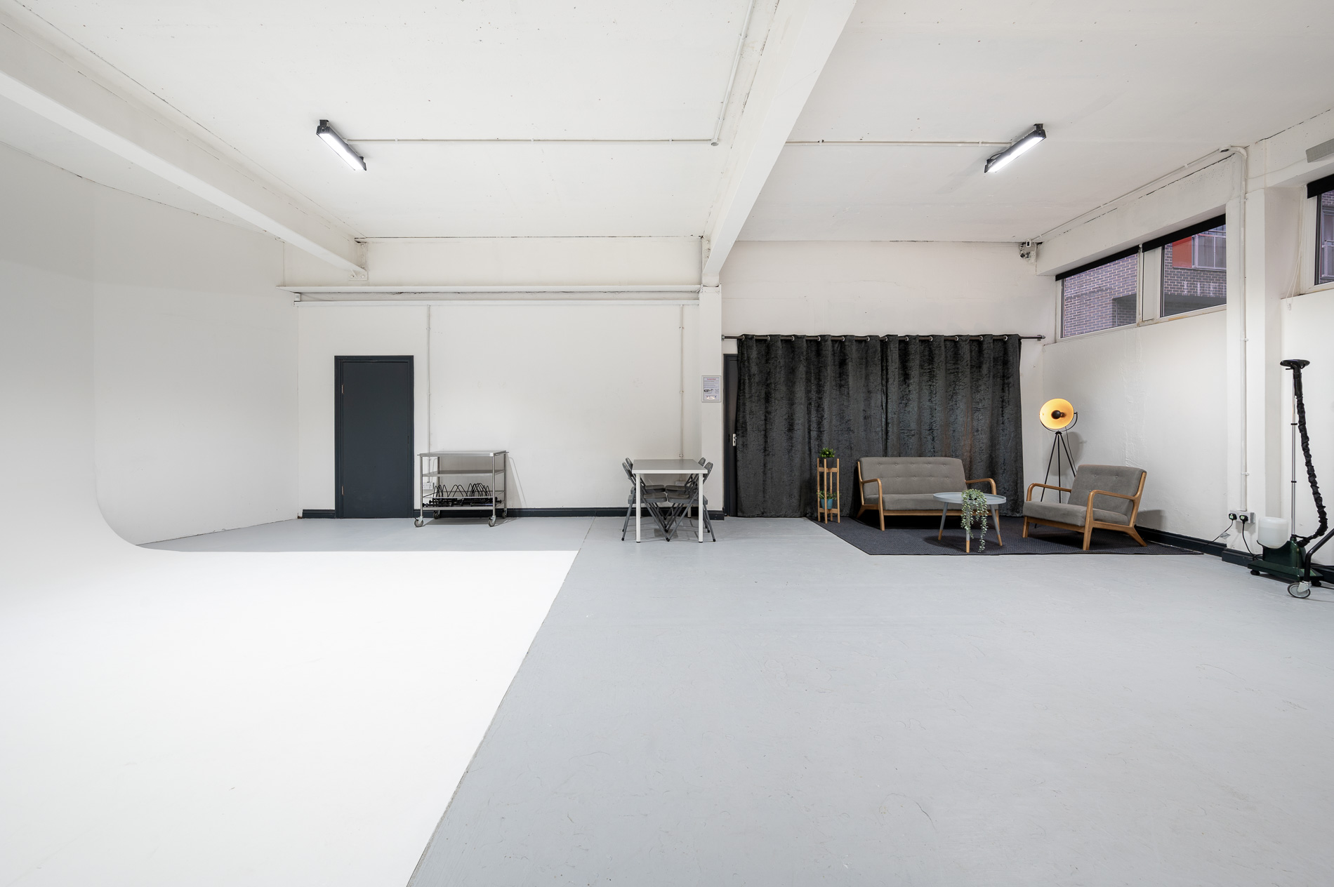 Studio 4 - z1dy04bswht.jpg