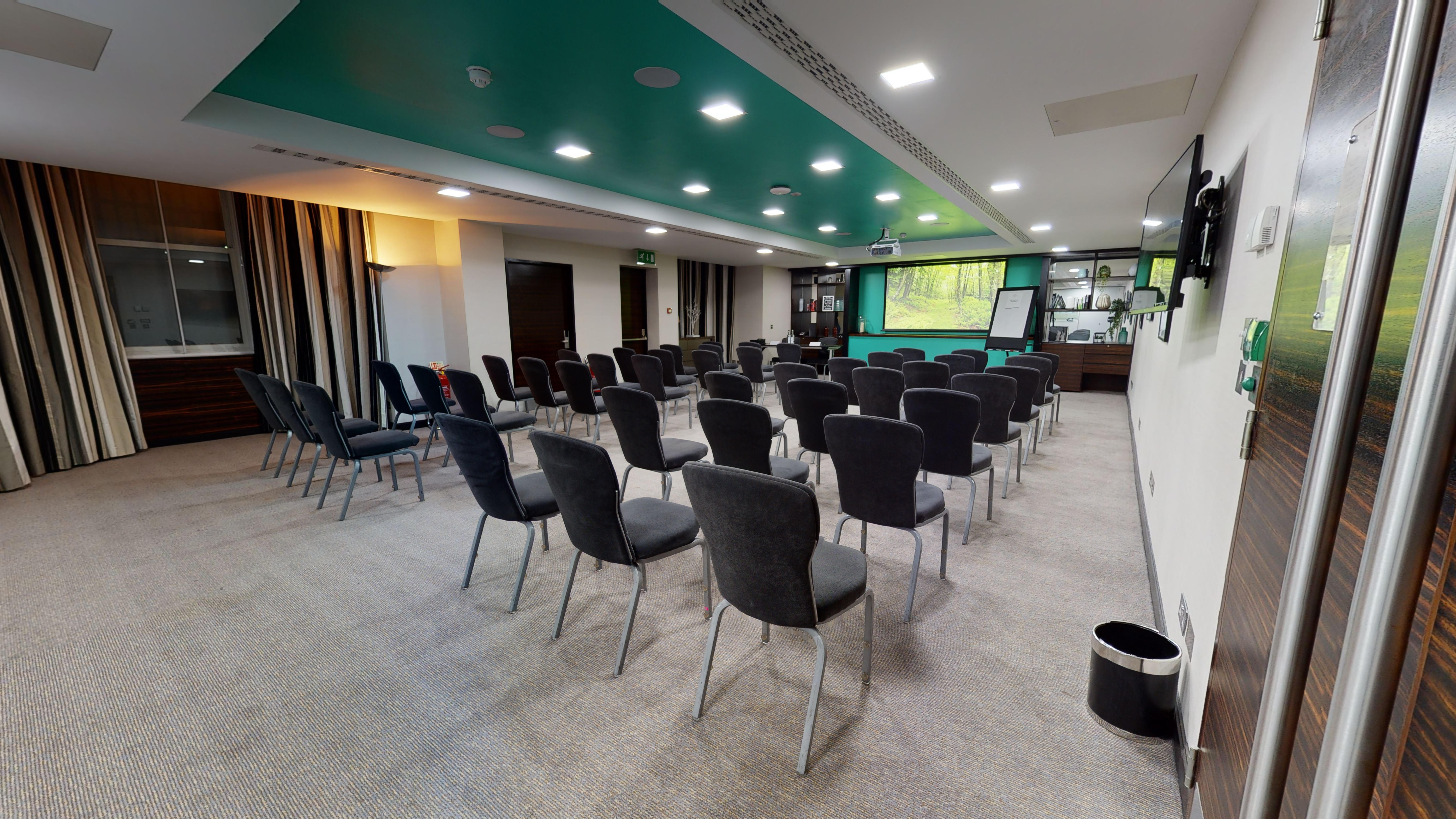 Cromwell 1 meeting room at DoubleTree London, ideal for workshops and presentations.