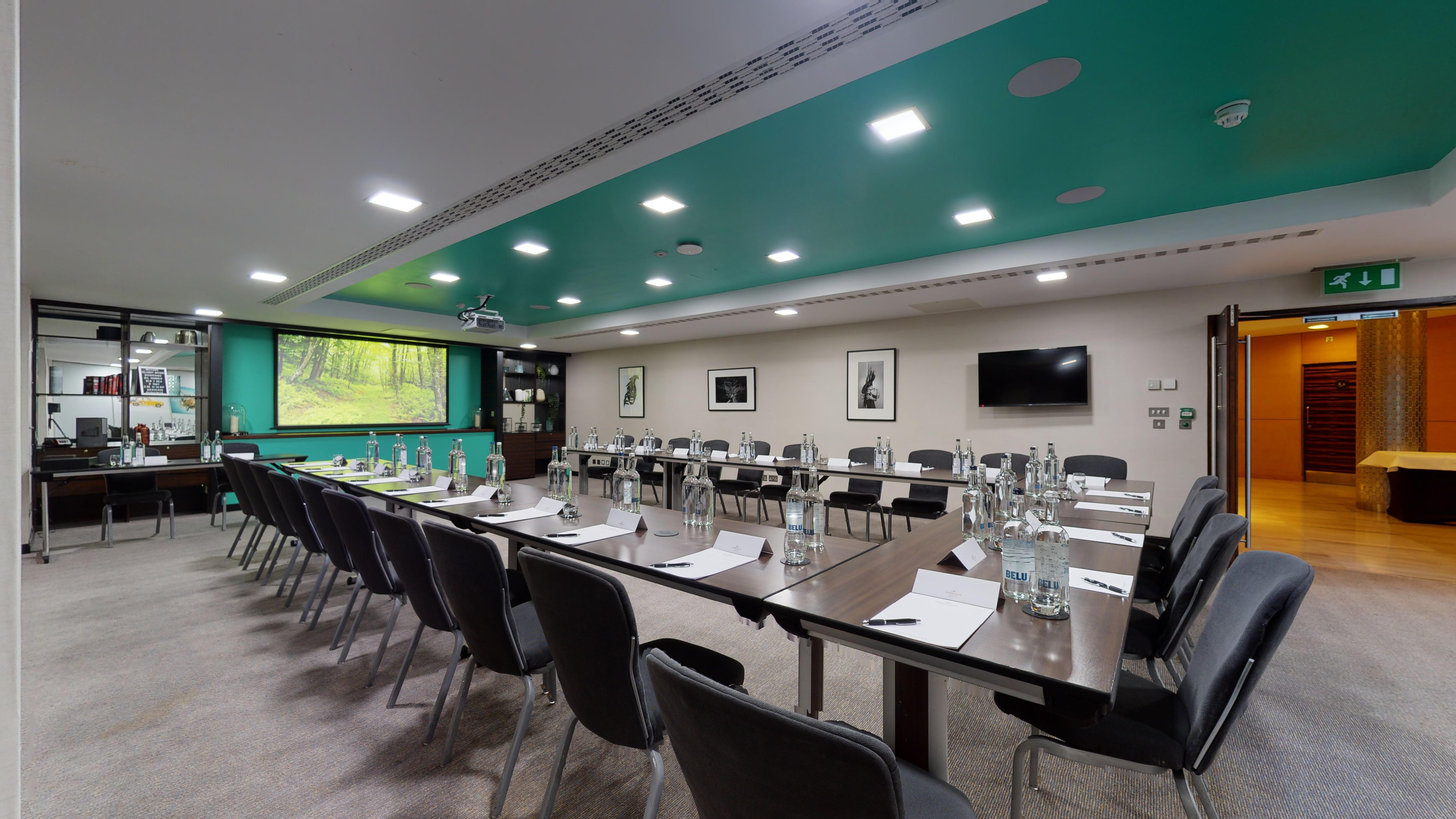 Cromwell 1 meeting room at DoubleTree London, featuring ergonomic chairs and modern decor.