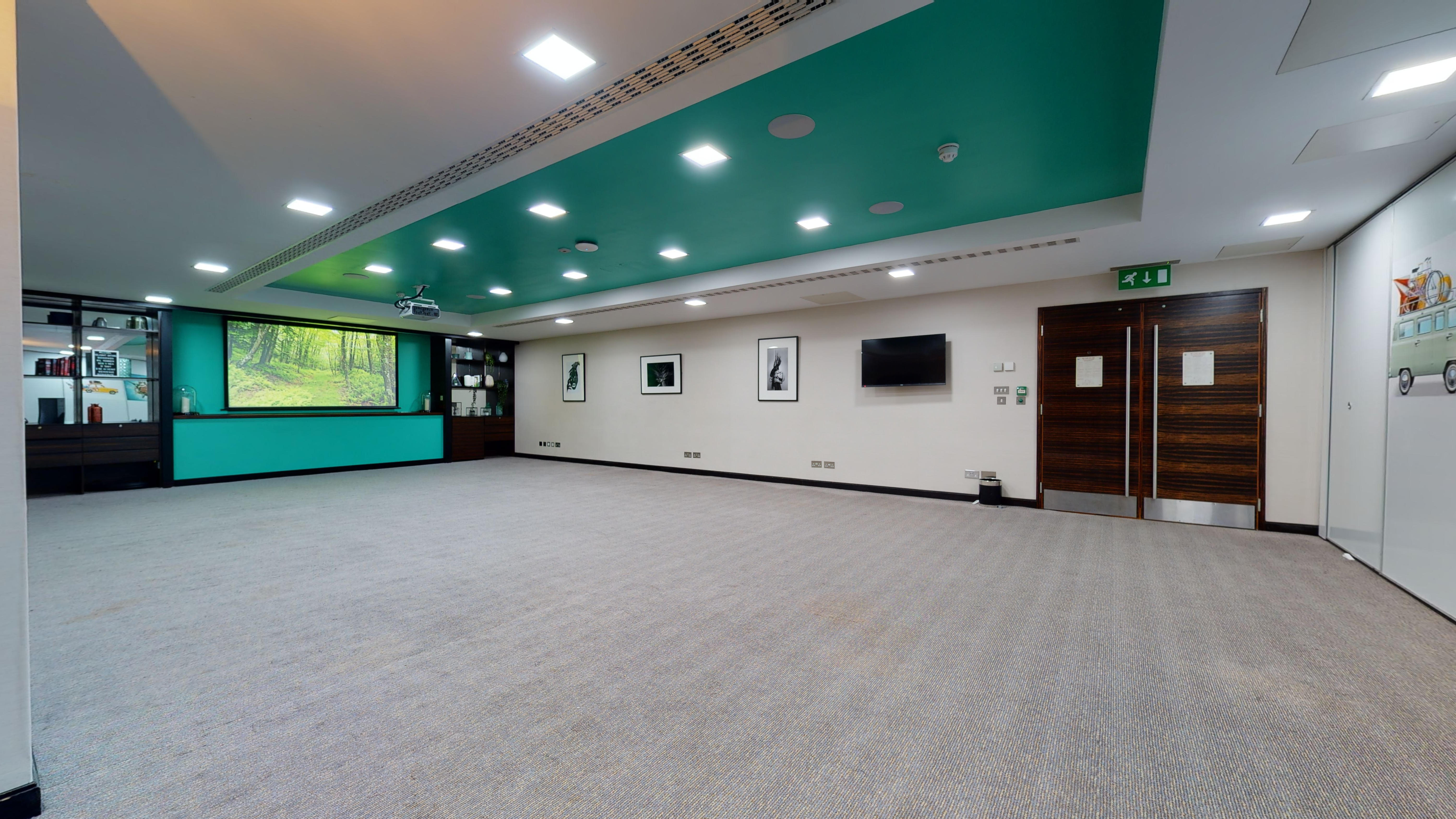 Cromwell 1 meeting room at DoubleTree London, modern design, ideal for workshops and events.