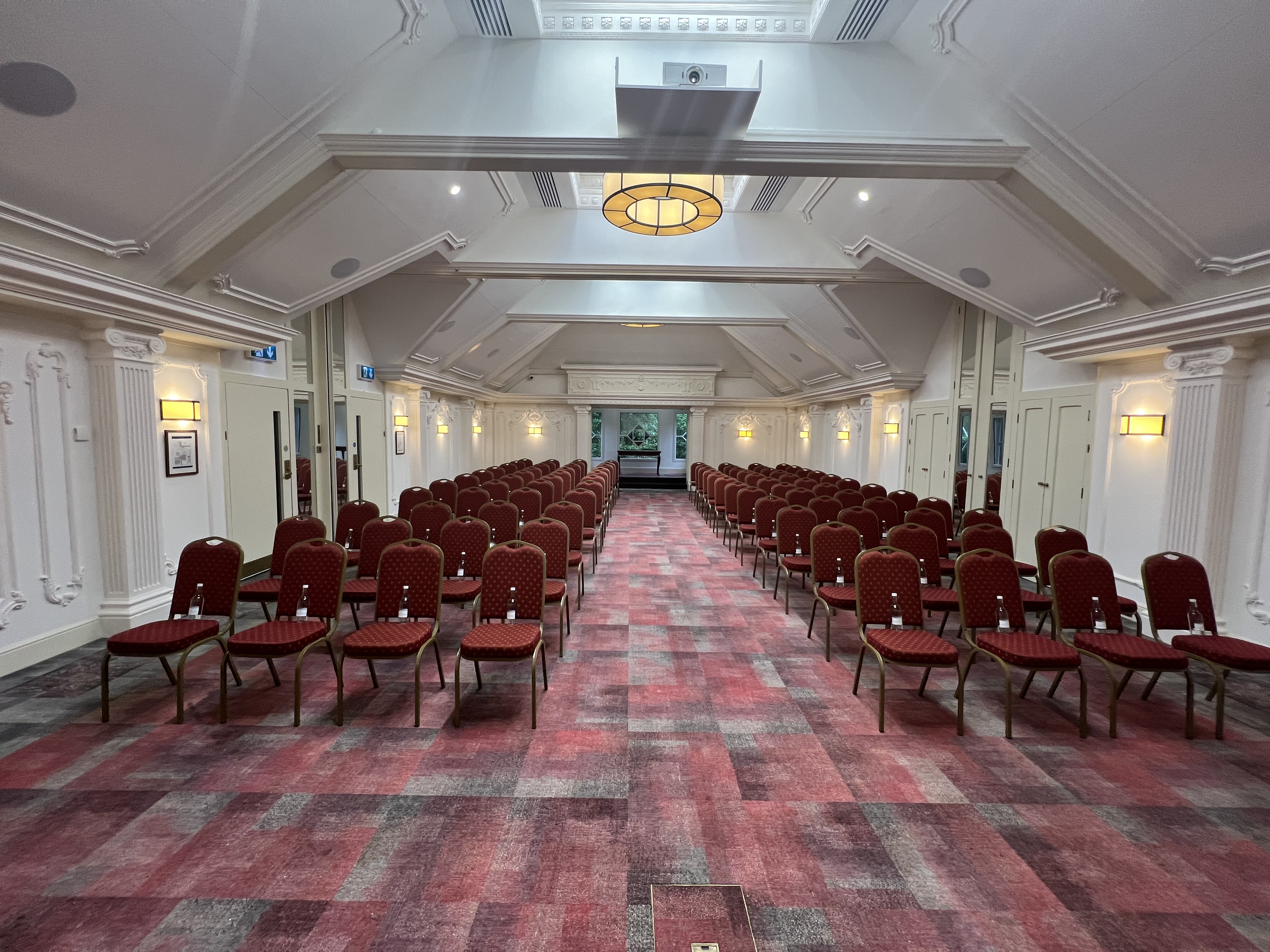 London Room - kvhoyhsdpvb.jpeg