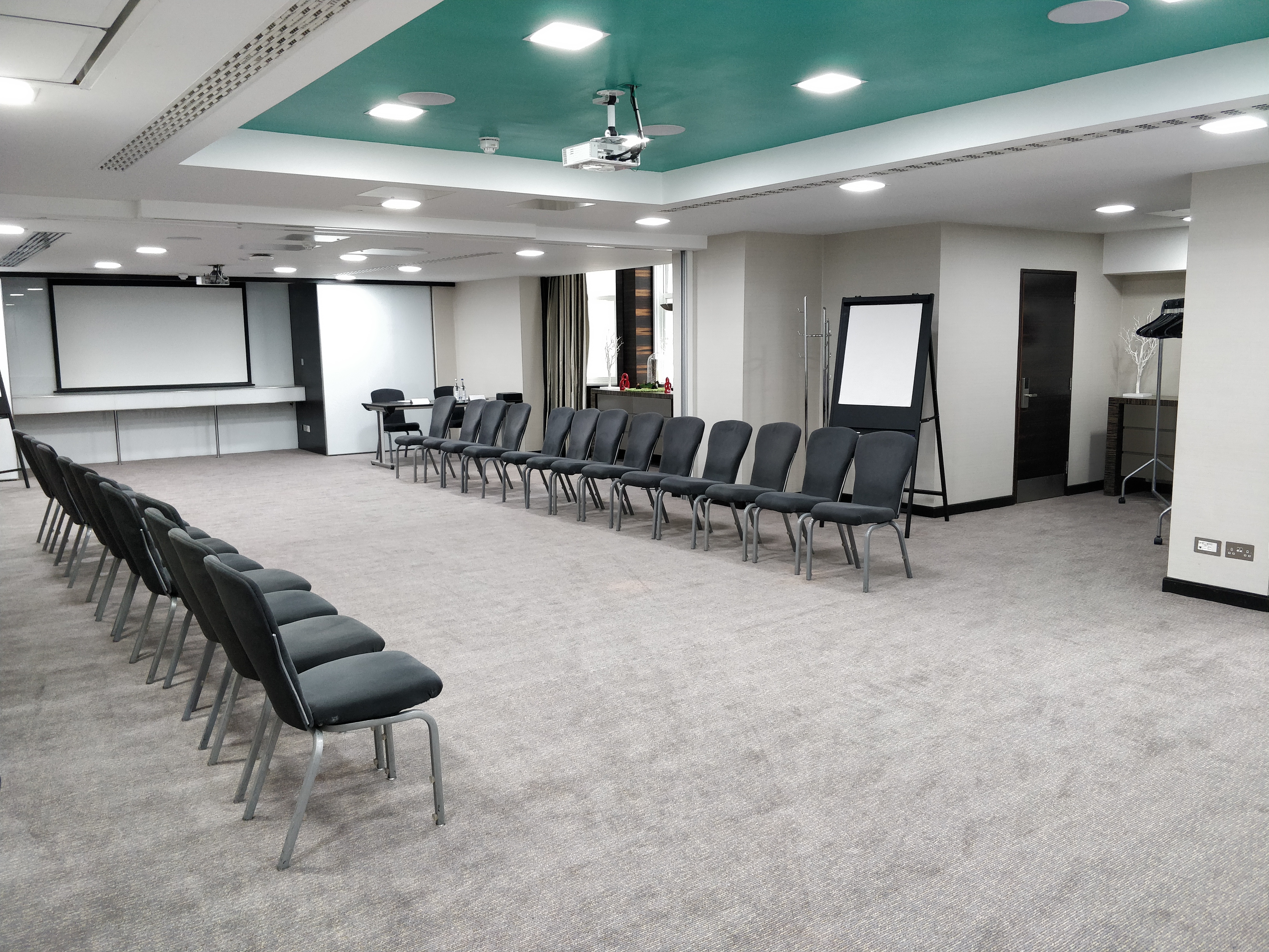 Cromwell 1-2 meeting space at DoubleTree London, ideal for corporate workshops and presentations.