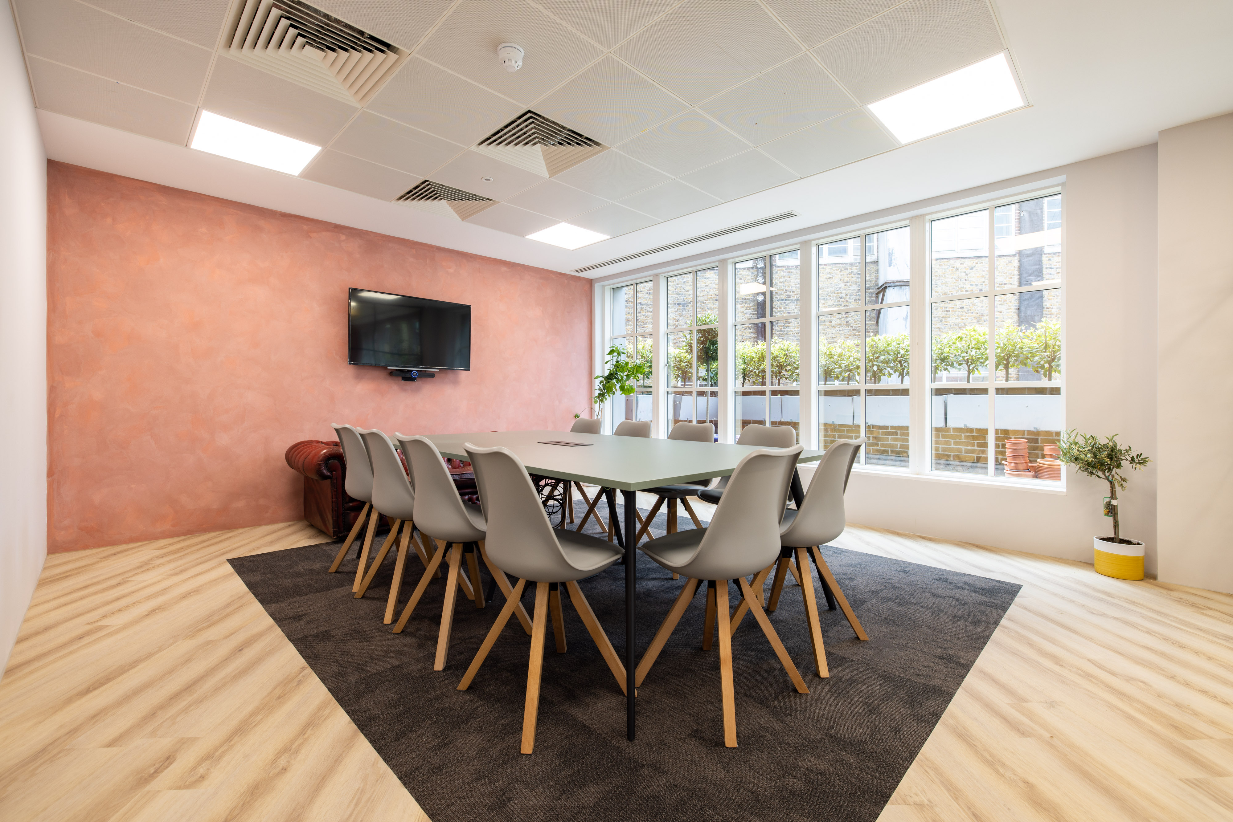 "Modern meeting room with large table and ergonomic chairs for collaborative sessions"