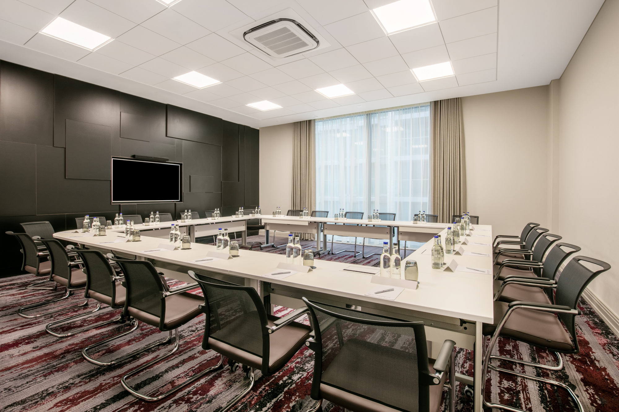 Modern meeting room in Crowne Plaza London Docklands, ideal for professional events.