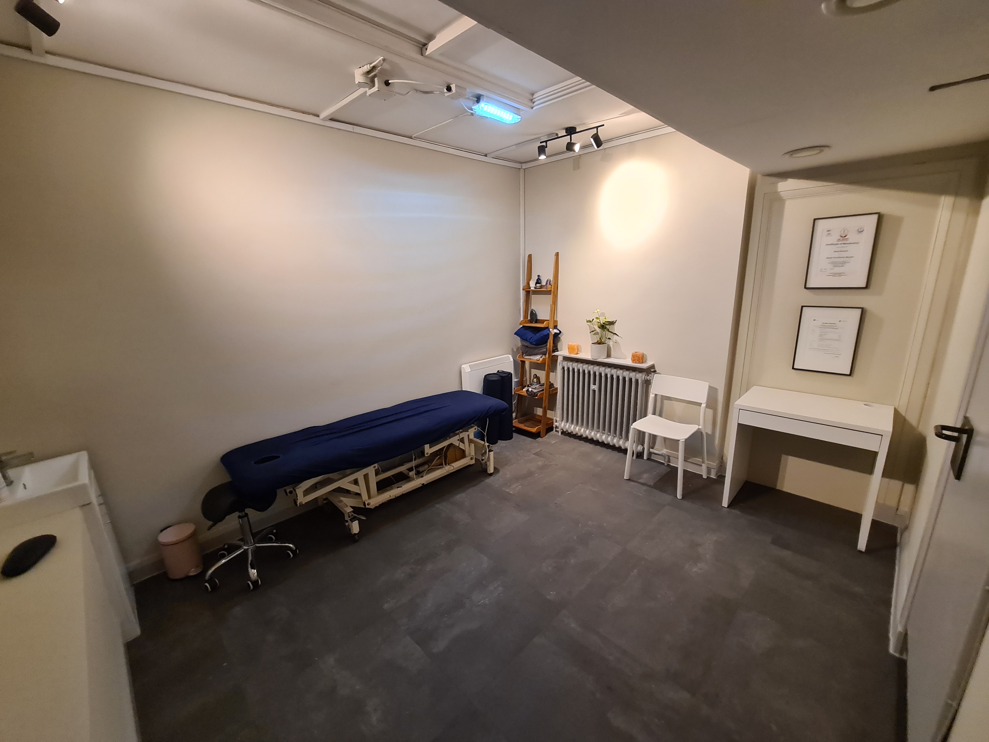Wellness room at Gz Clinic with treatment table for relaxation and recovery services.