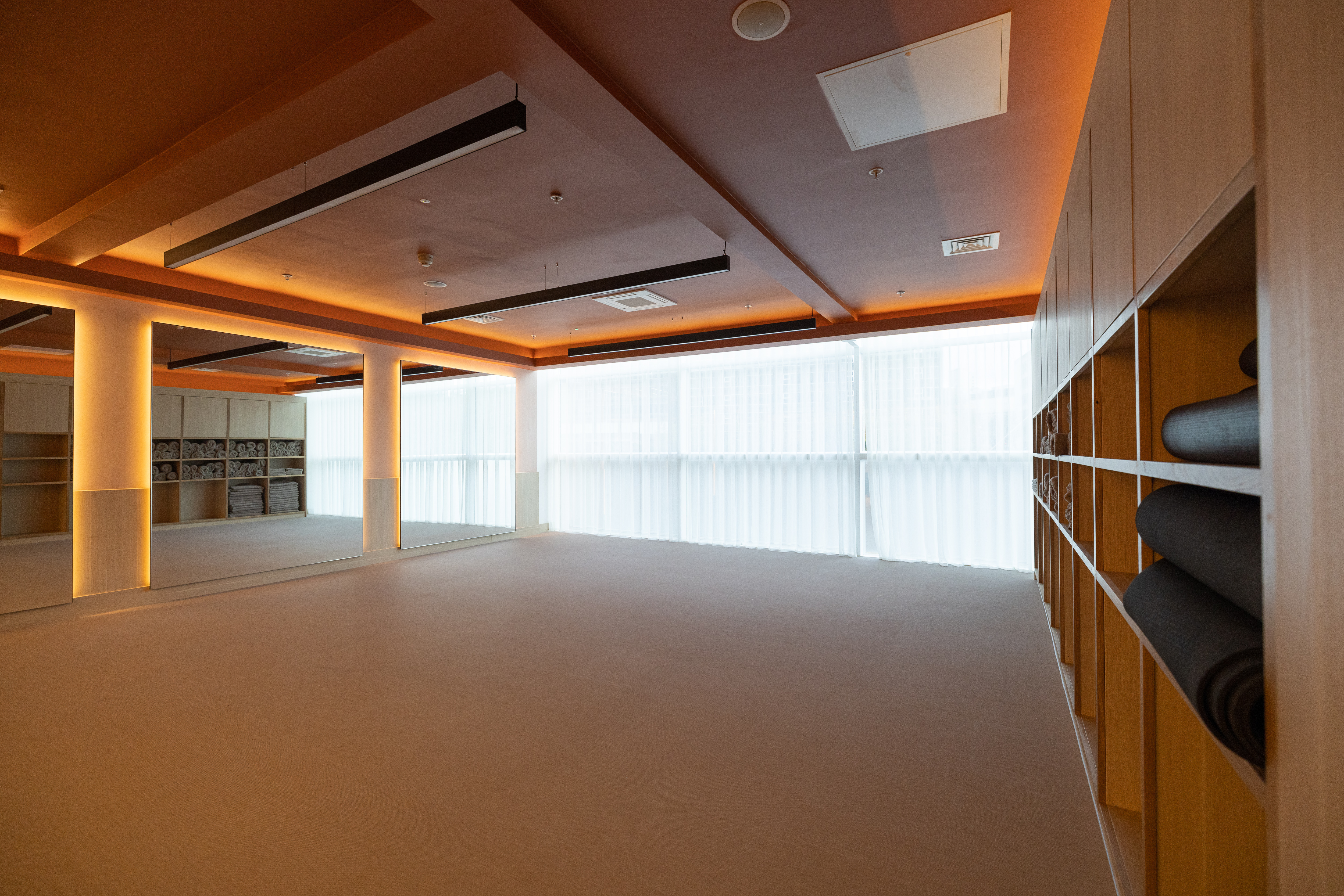 Versatile event space with natural light at RE:TREAT Studio, ideal for workshops and yoga.