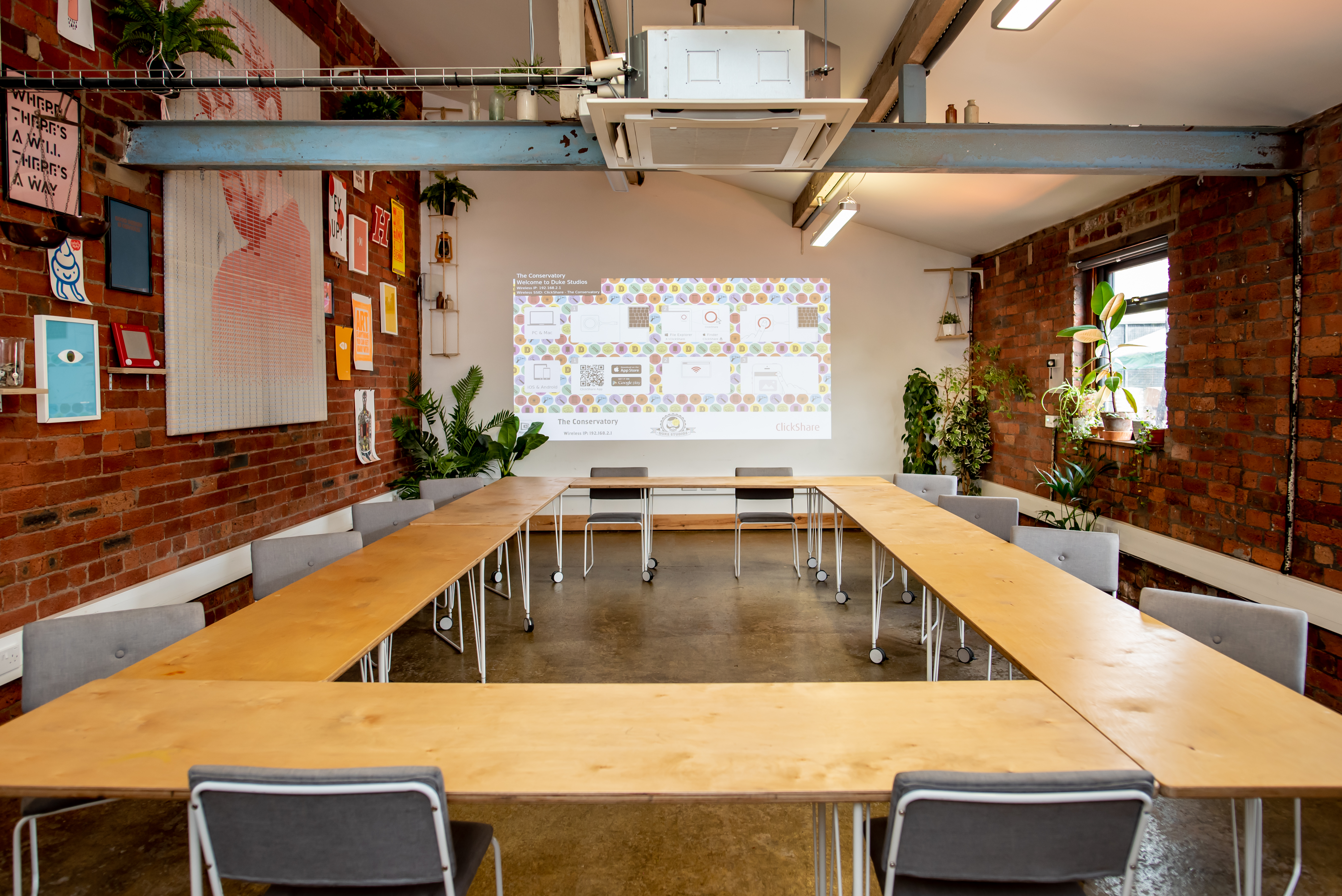 Versatile meeting space in Duke Studios with flexible table for workshops and presentations.