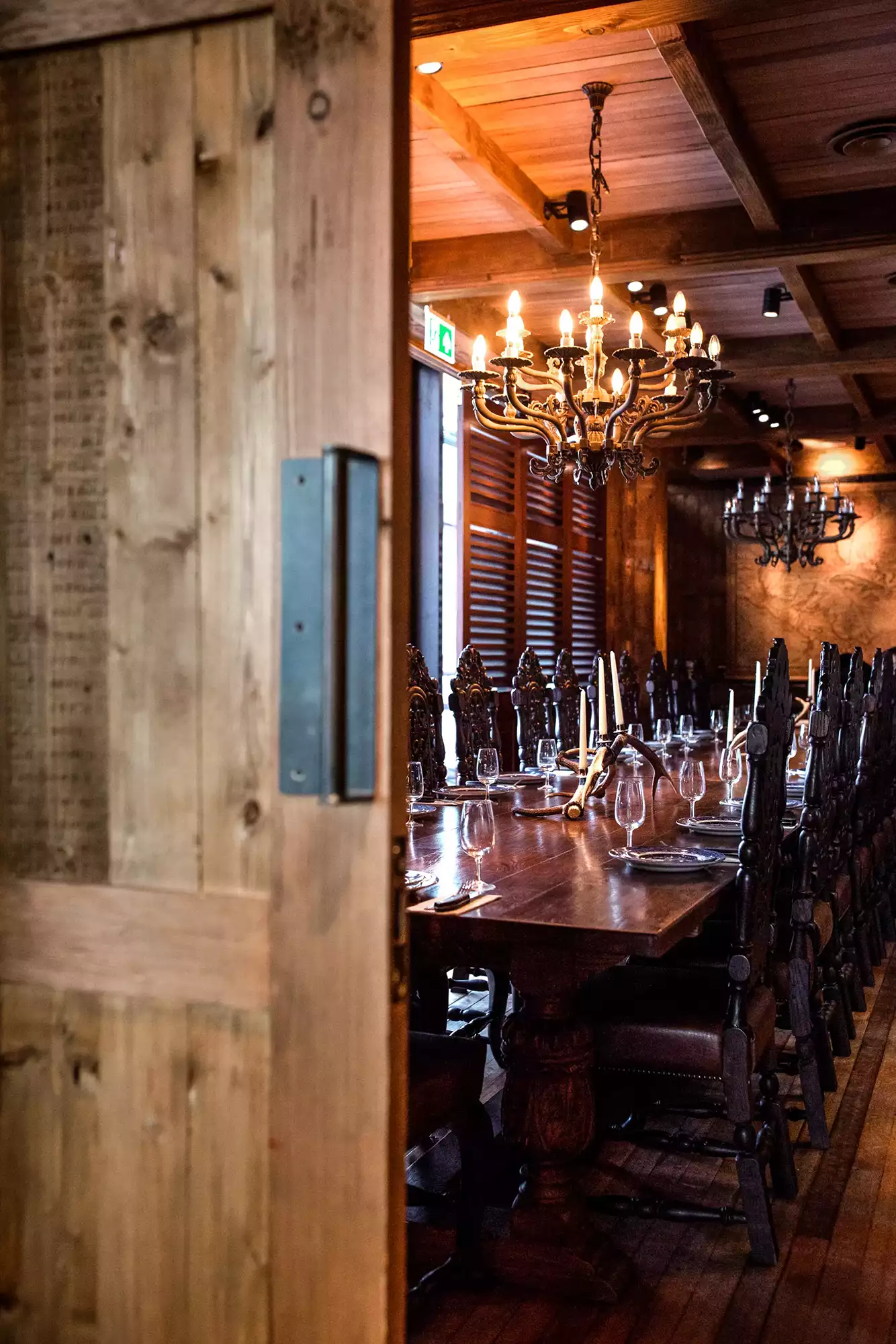 Elegant private dining room with wooden table, ideal for corporate events and intimate gatherings.