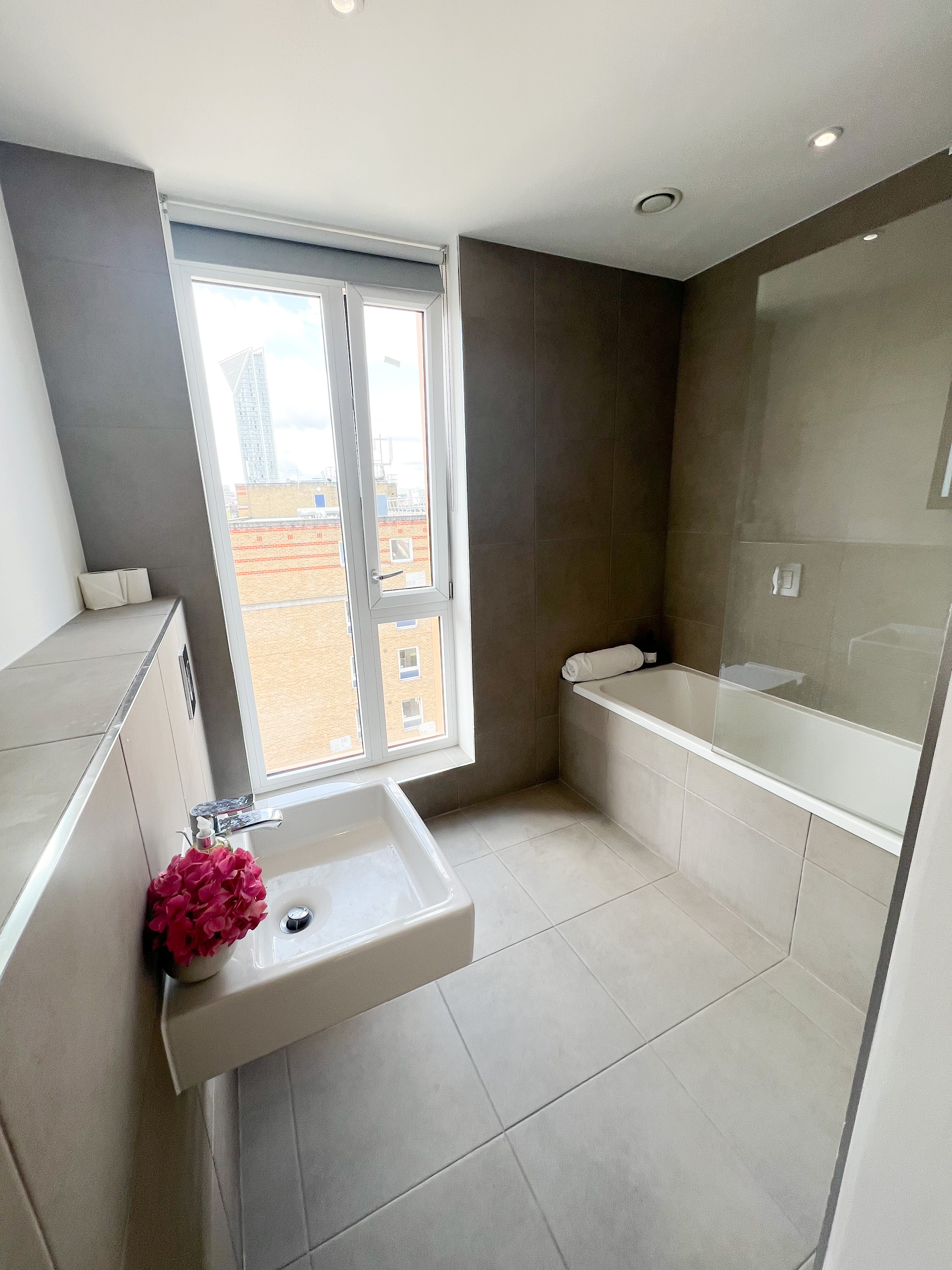 Modern London penthouse bathroom with natural light, ideal for events and conferences.