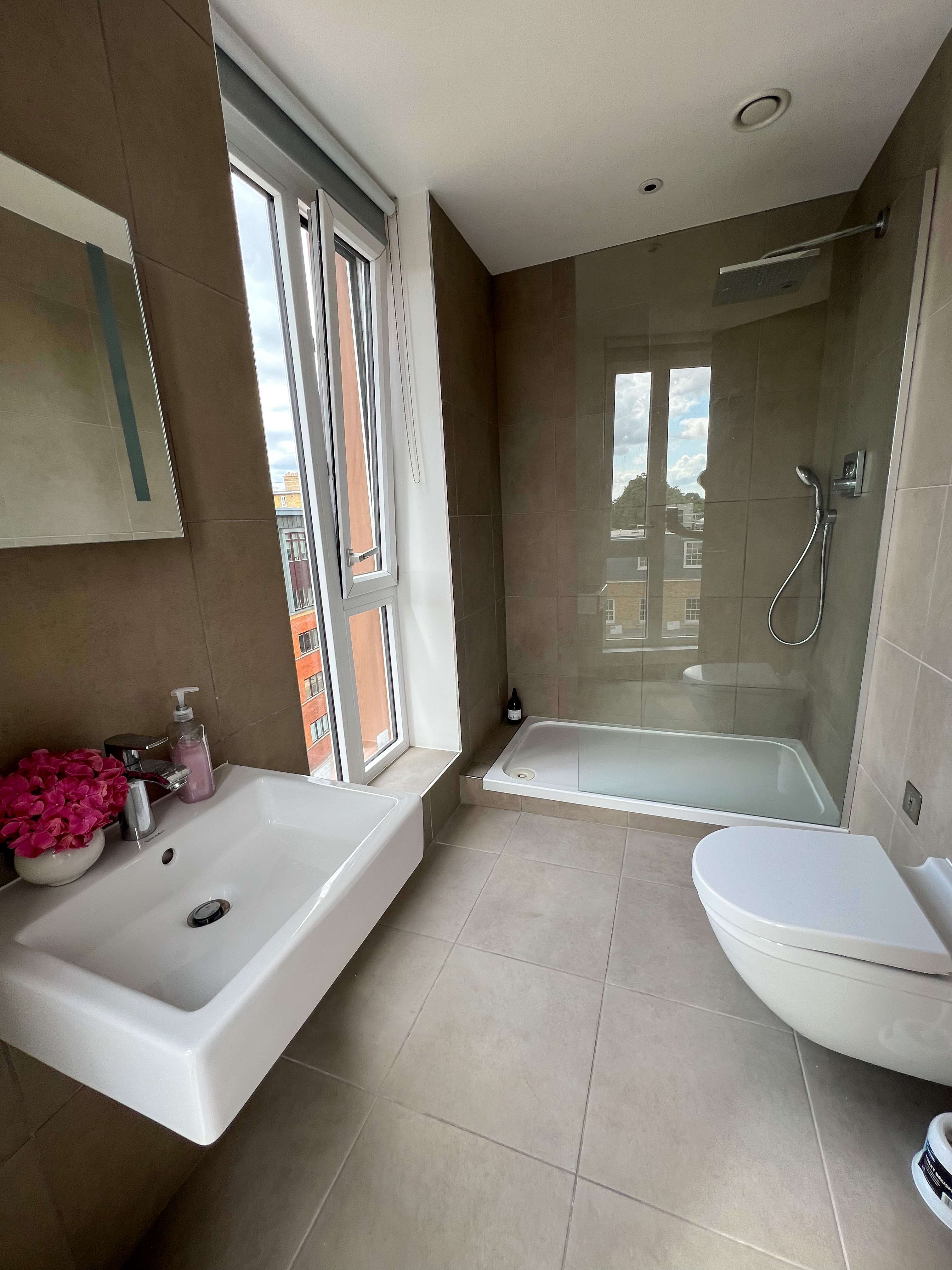 Modern London penthouse bathroom with natural light, ideal for event venues and meetings.