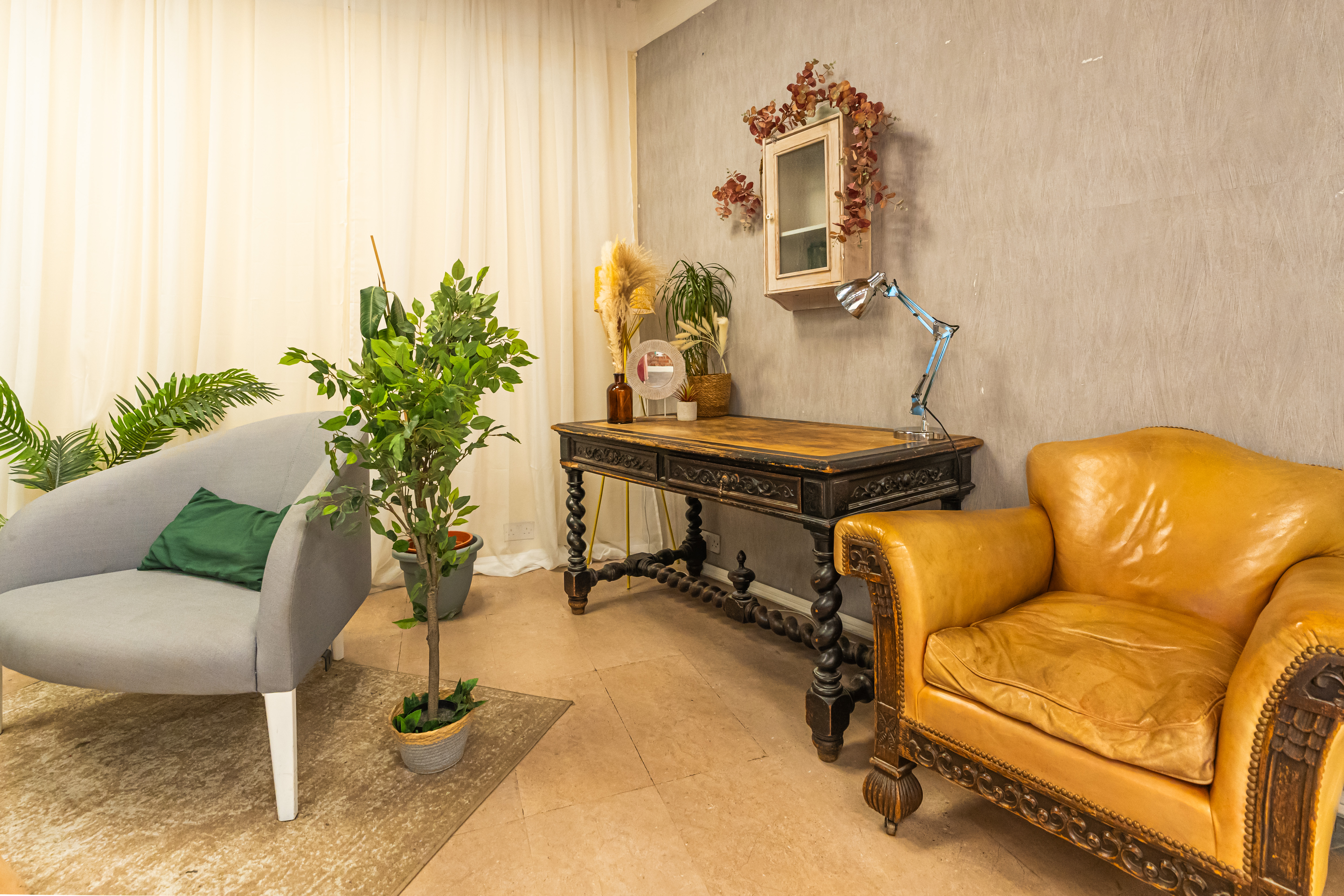 Cozy meeting space with modern-vintage decor for creative brainstorming sessions.