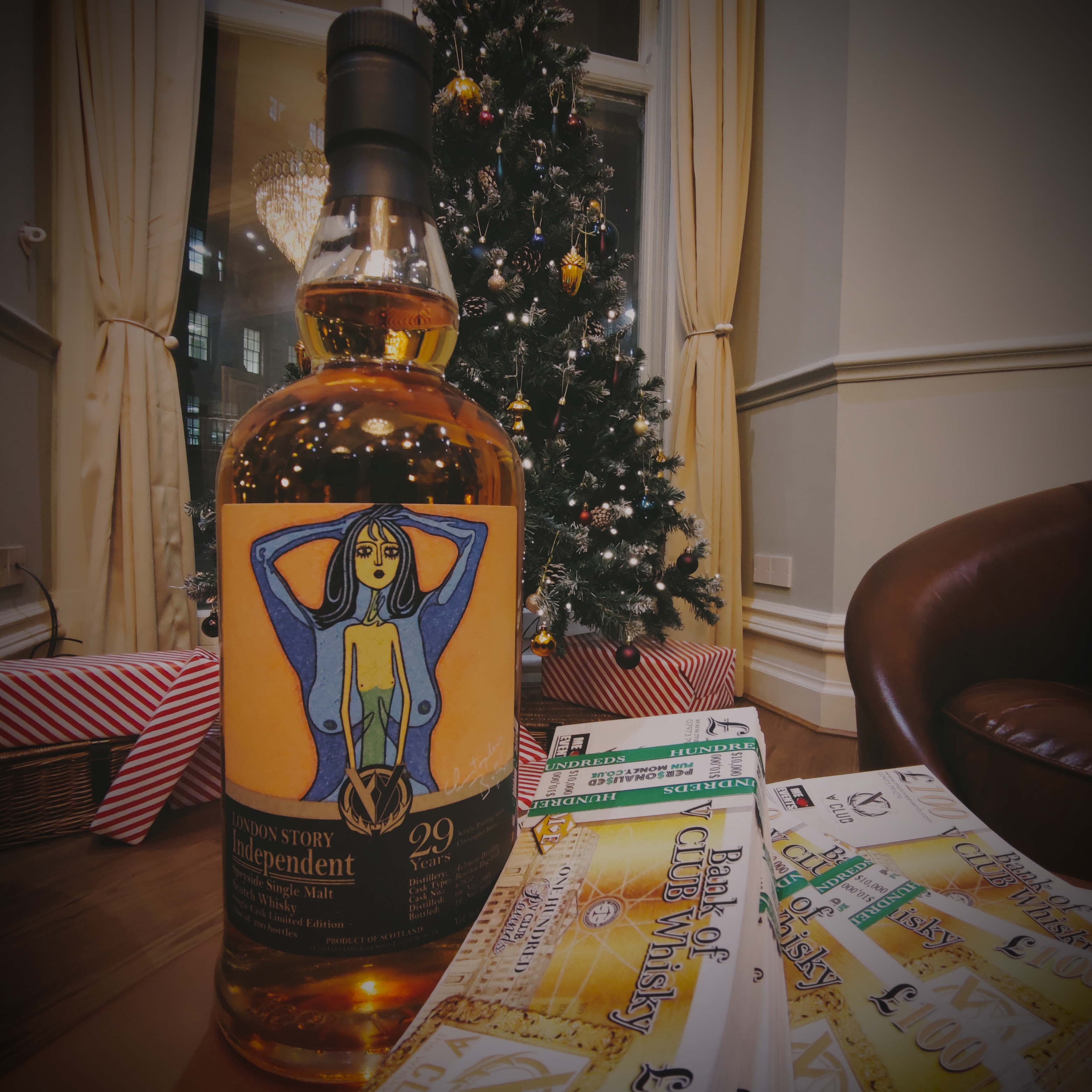 Whisky lounge with Christmas tree, ideal for festive holiday gatherings and tastings.