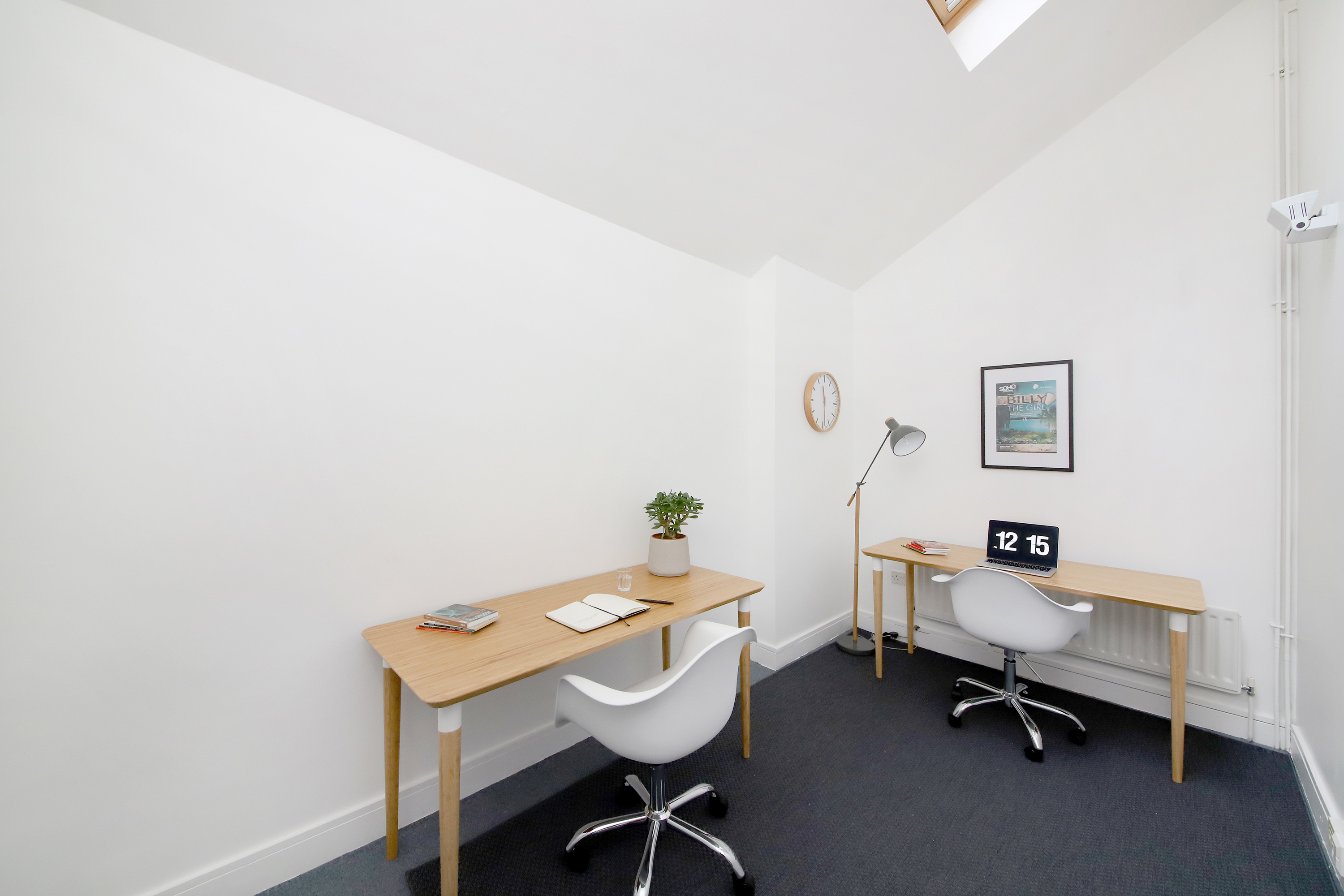 Minimalist meeting room with natural light, ideal for small brainstorming sessions.