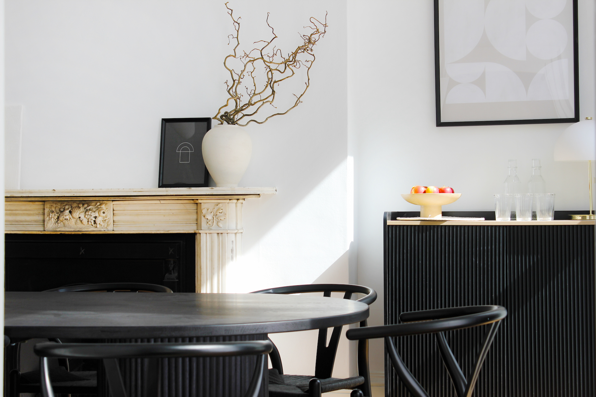 Stylish minimalist meeting space in The Woolf Room, ideal for professional gatherings.