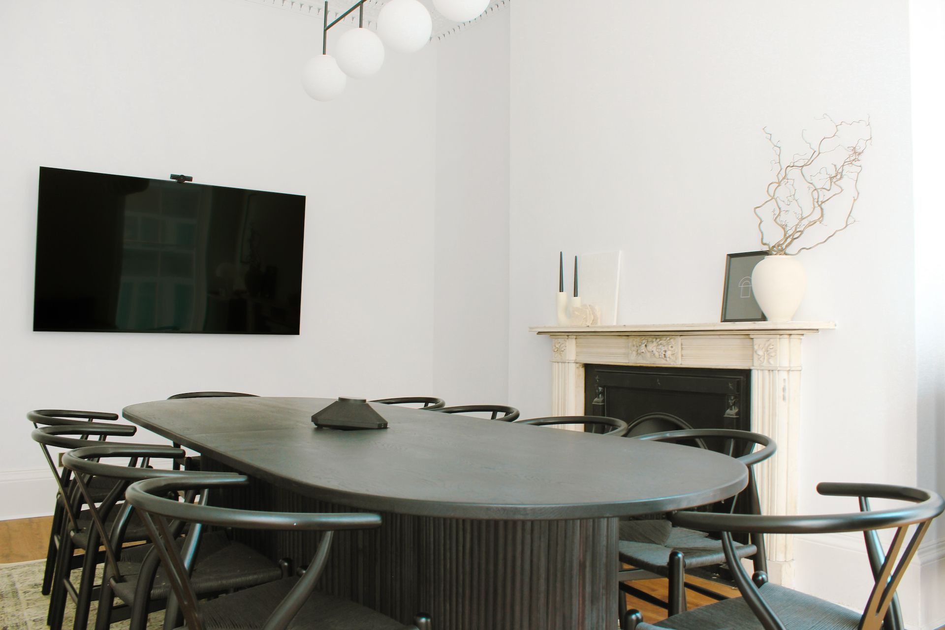 Modern meeting room with oval table, ideal for collaborative events and brainstorming.