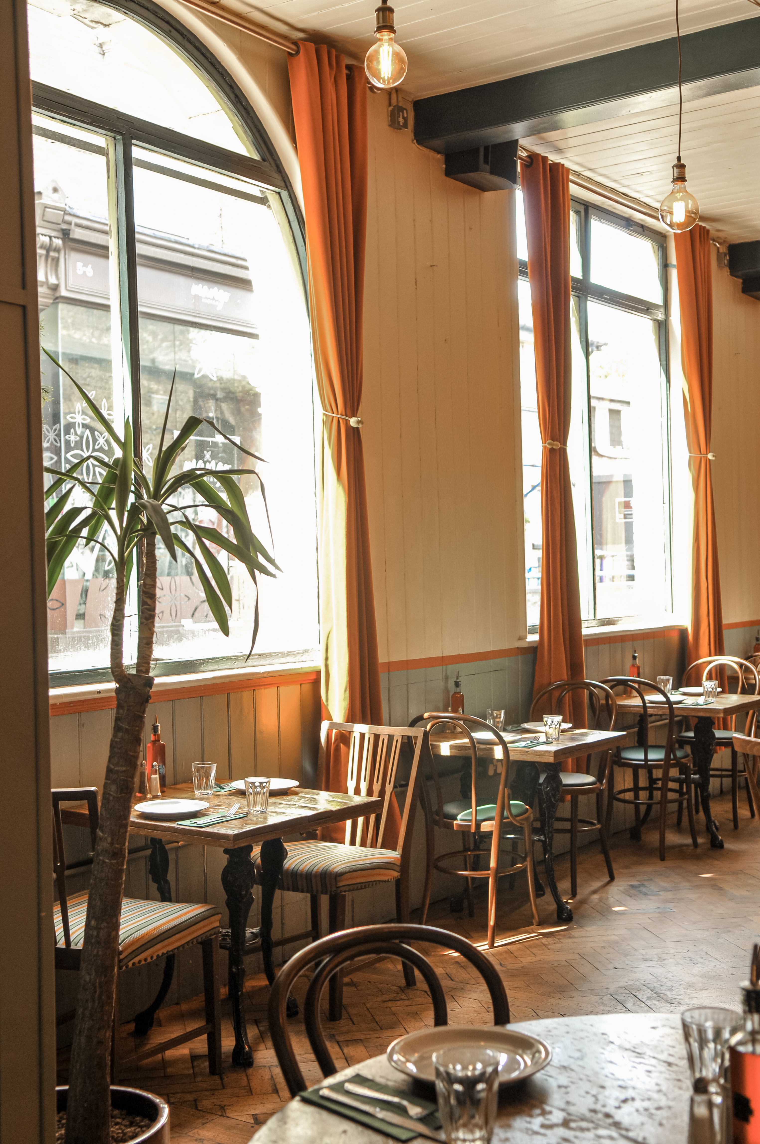 Cozy dining space at Casa do Frango, perfect for intimate gatherings and casual meetings.