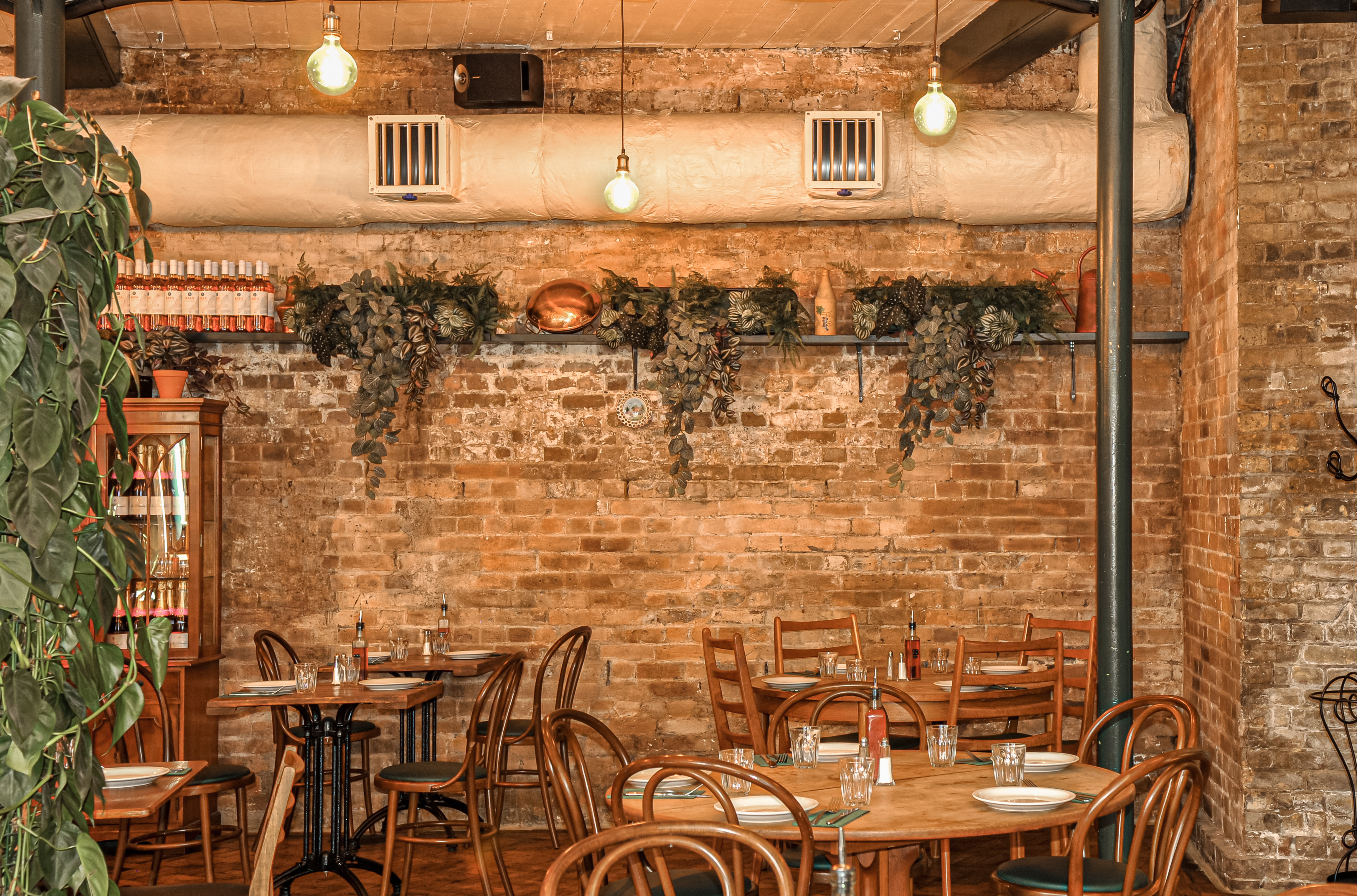 Cozy Casa do Frango restaurant with rustic decor, ideal for private dinners and events.